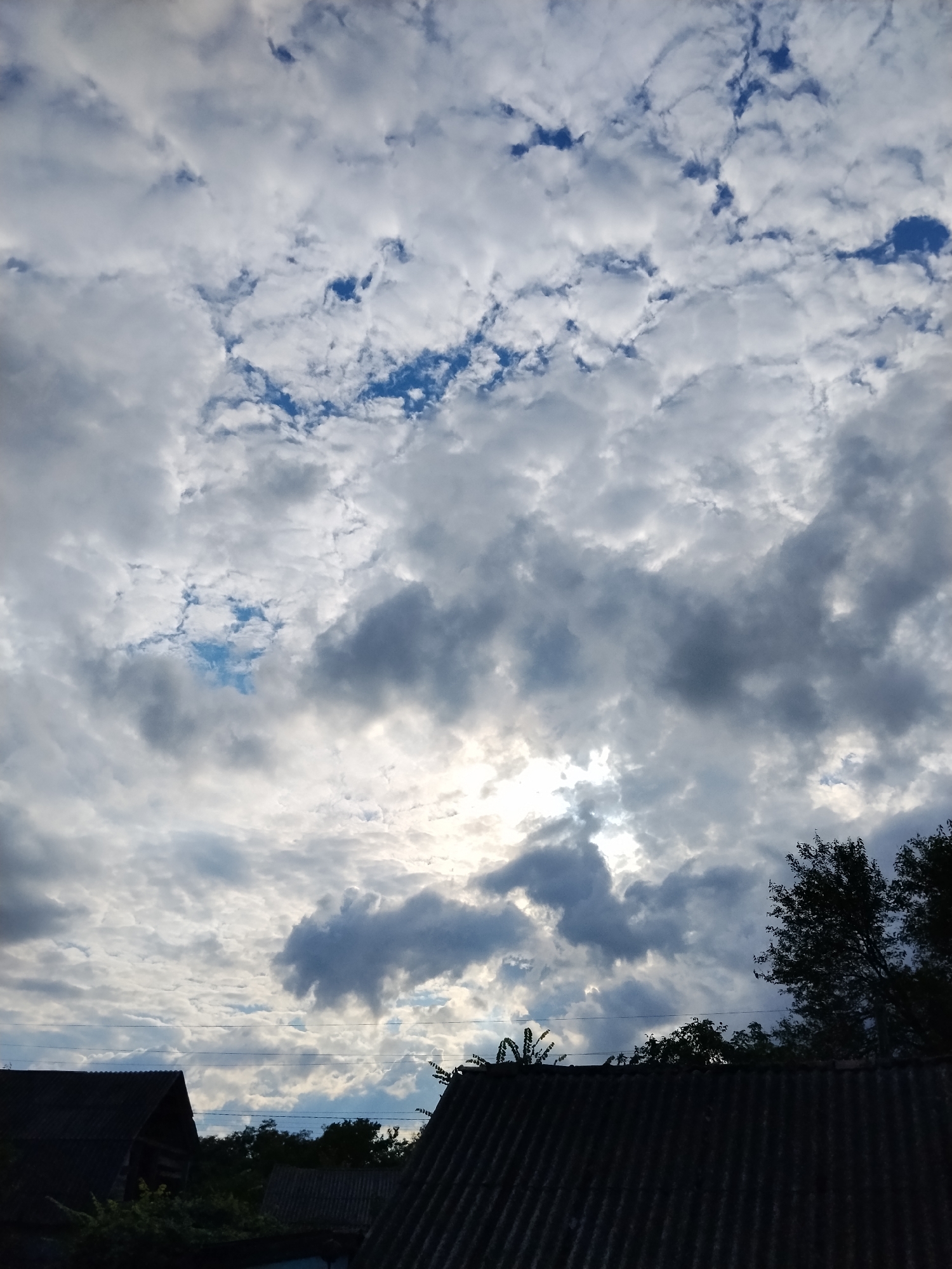 Mixed clouds and shifting light over rural Ustyvytsia