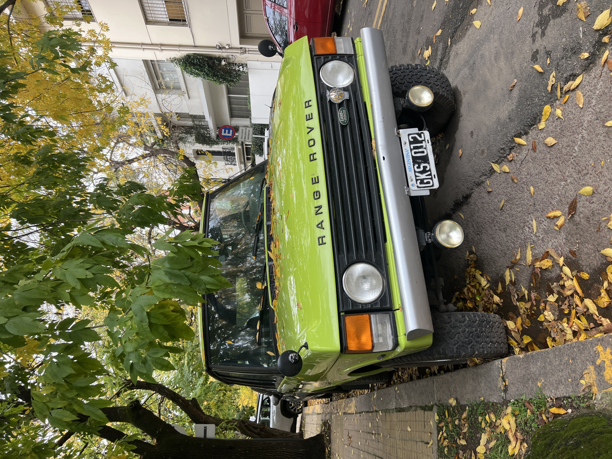 Witness documents Buenos Aires street scenes with luxury cars, autumn foliage