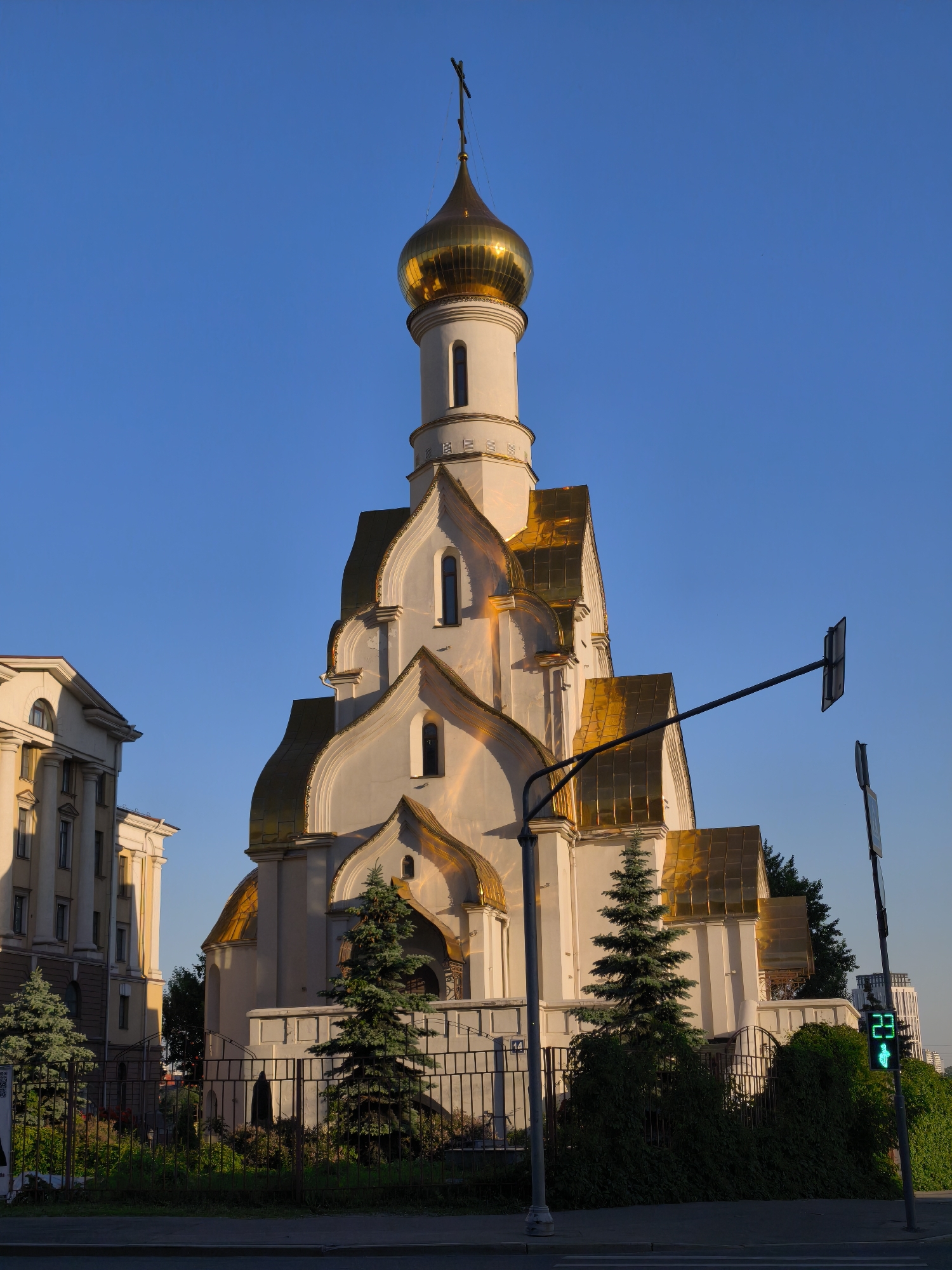 Moscow resident documents afternoon scenes across city locations