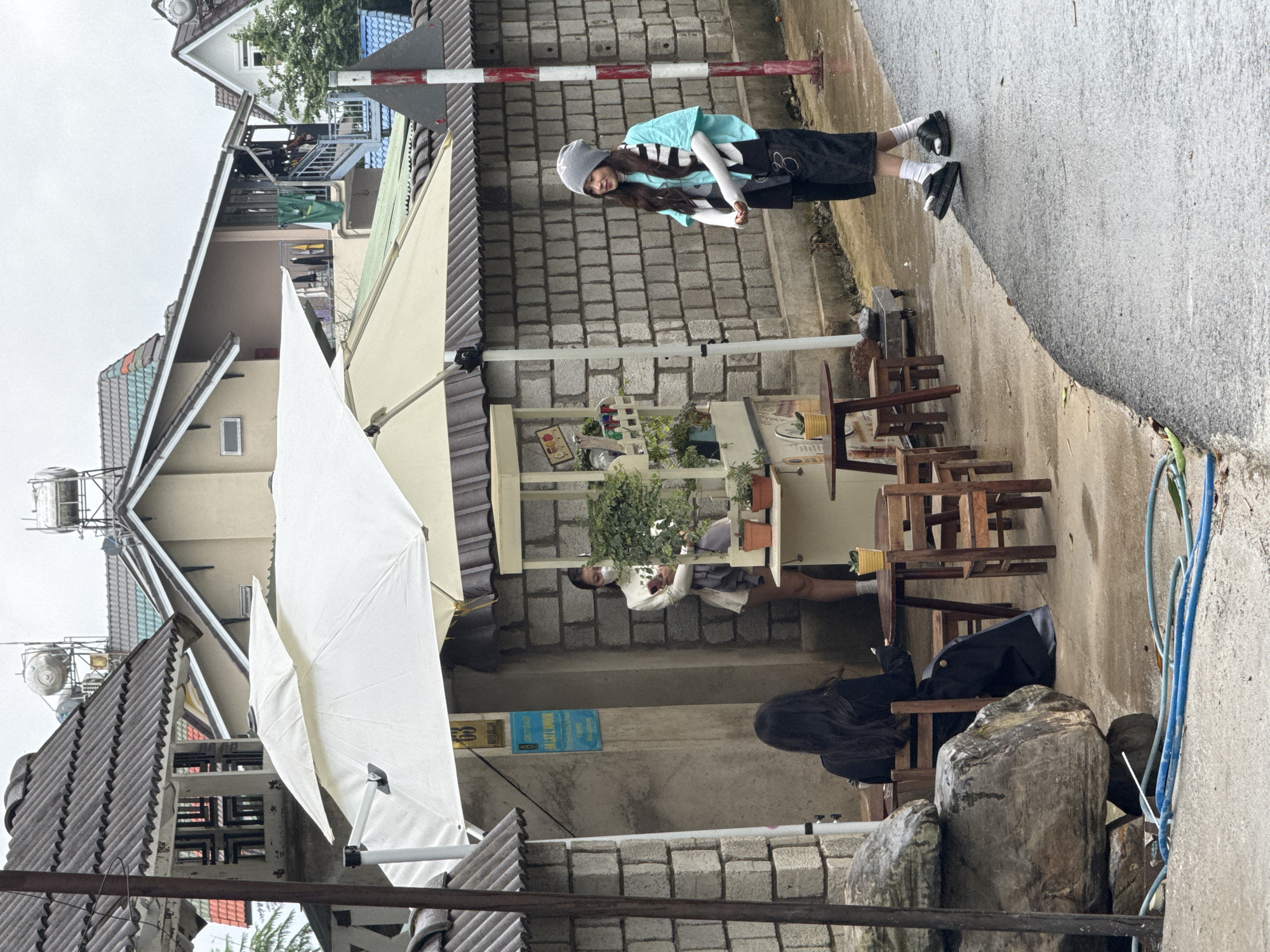 Dawn walkabout captures Đà Lạt residential life over three hours