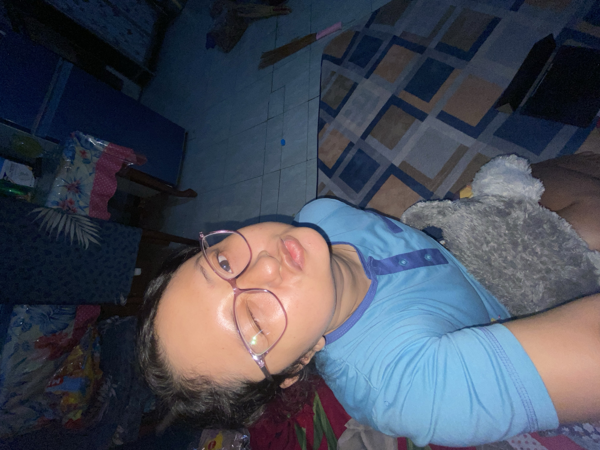 Chill indoor morning in Gelam: selfies, stuffed toys, and cartoon time
