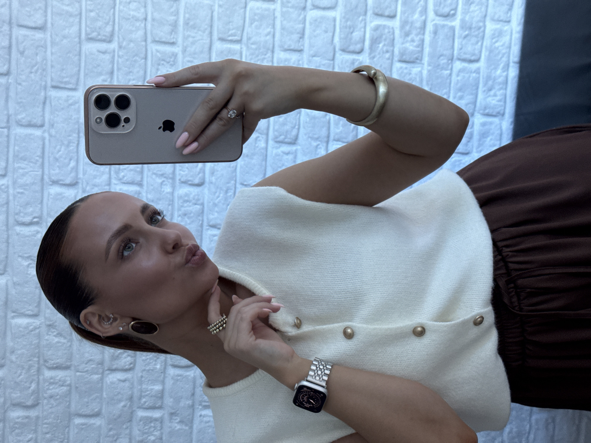 Bachelorette prep, mirror selfies, and an Abyssinian cat in Chaikovsky
