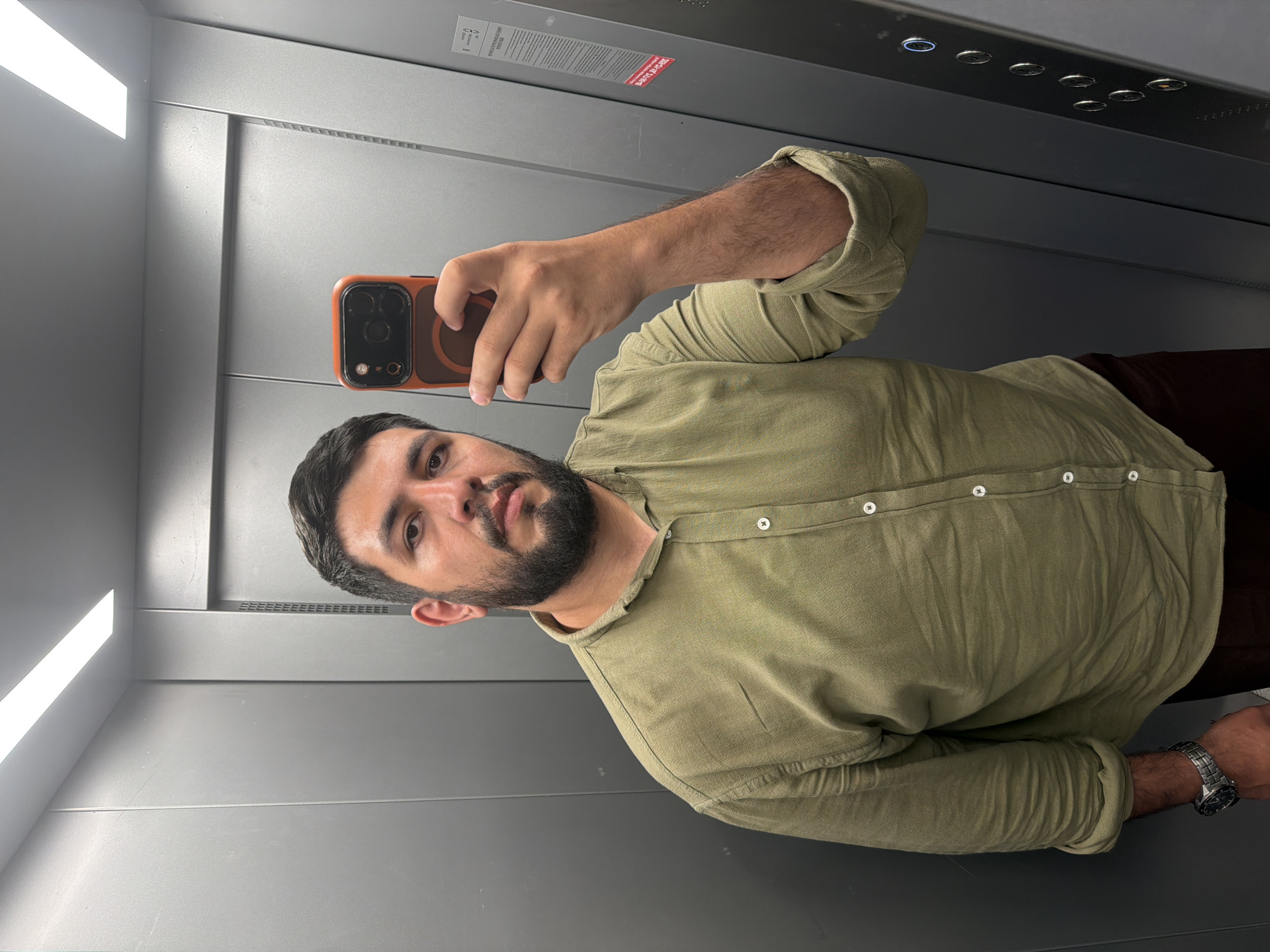 Man takes elevator selfie in Krasnoyarsk