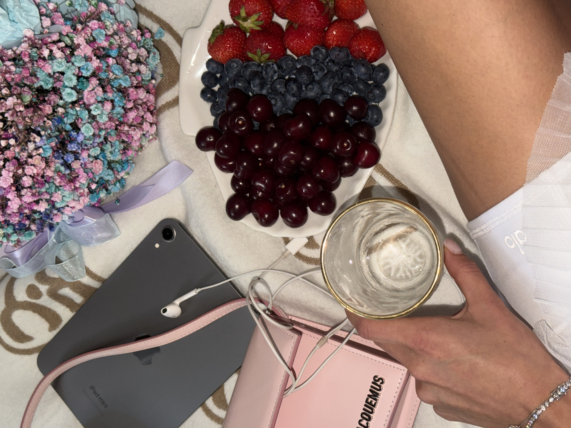 Diamond bracelet, clear drink, white lace — Moscow moment