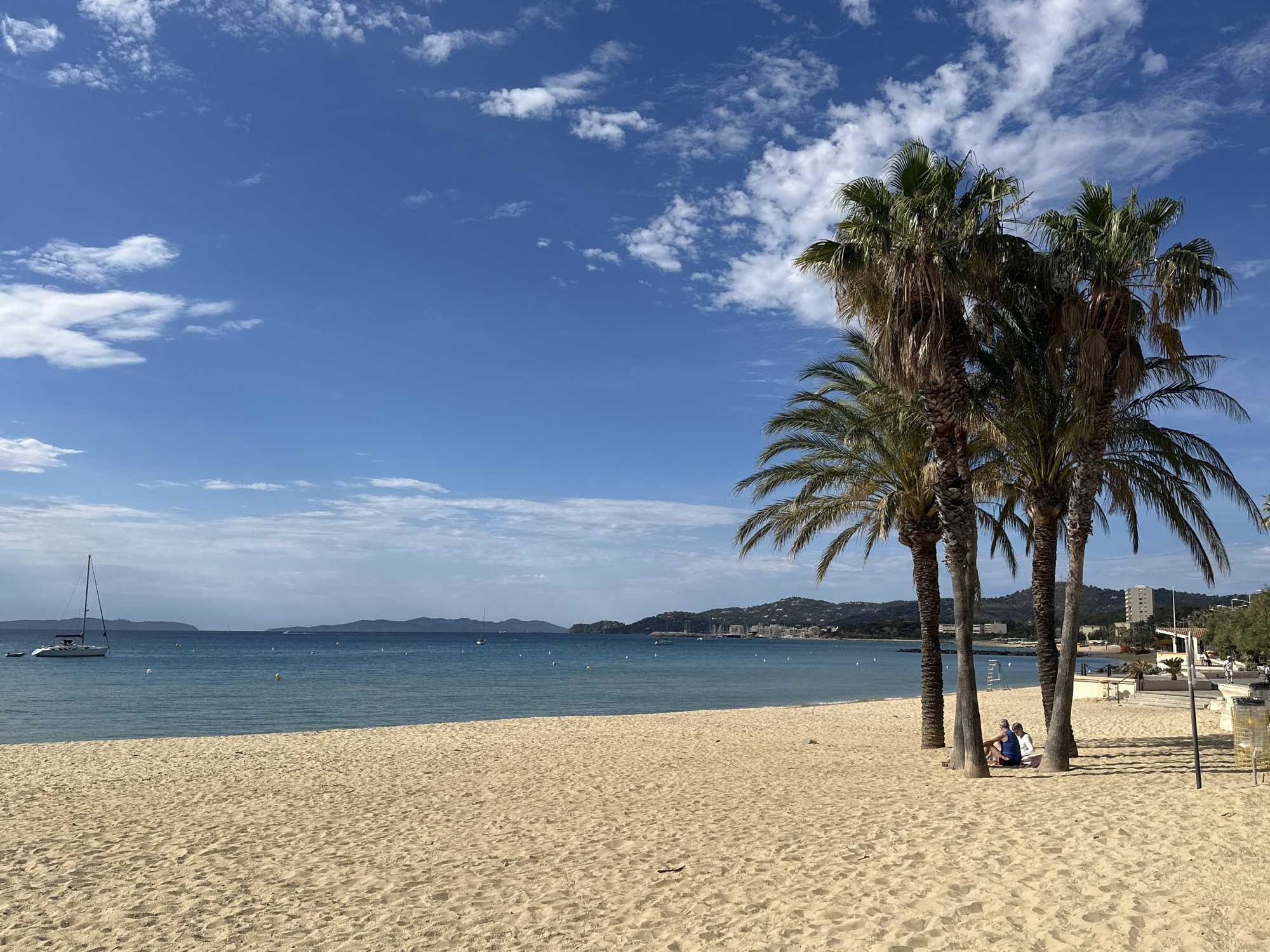 Morning beach conditions documented at Le Lavandou, France