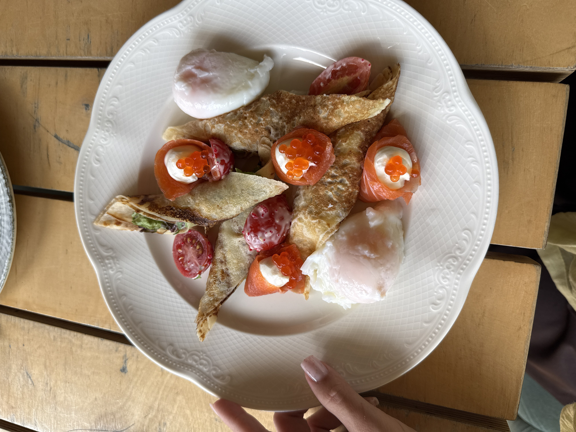 Brunch at a relaxed outdoor café with crepes and syrniki