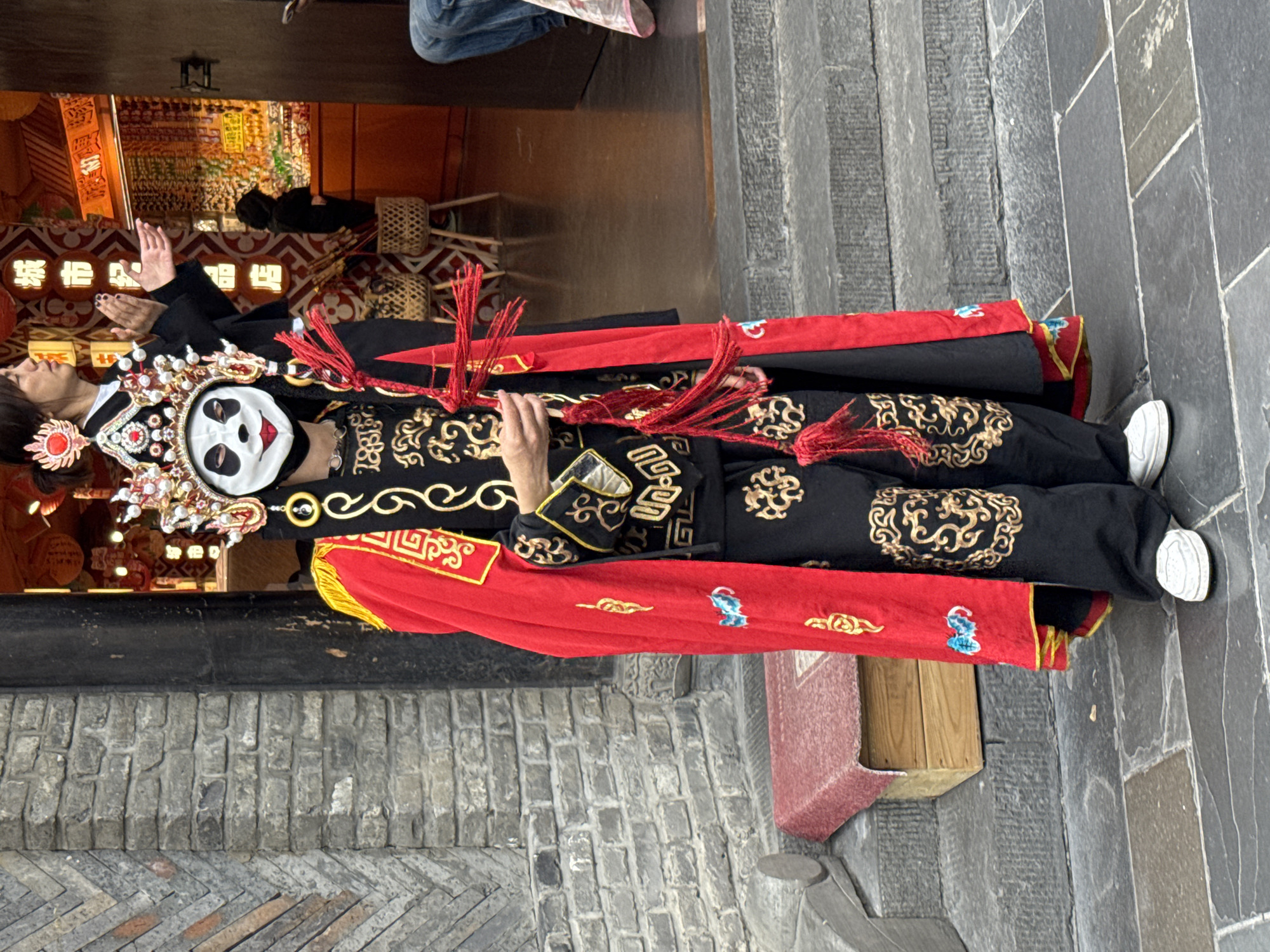 Morning street life captured in Chengdu's Qingyang District
