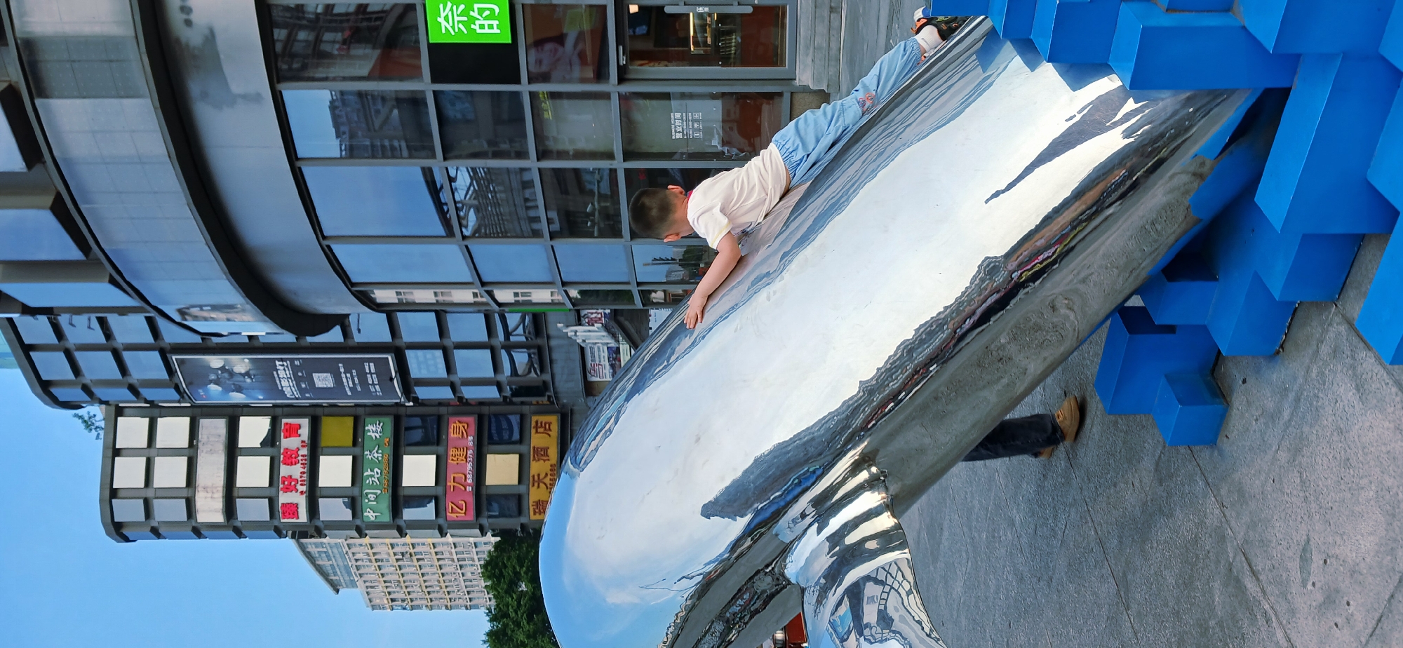 Daily life moments captured across Jiulongpo District streets