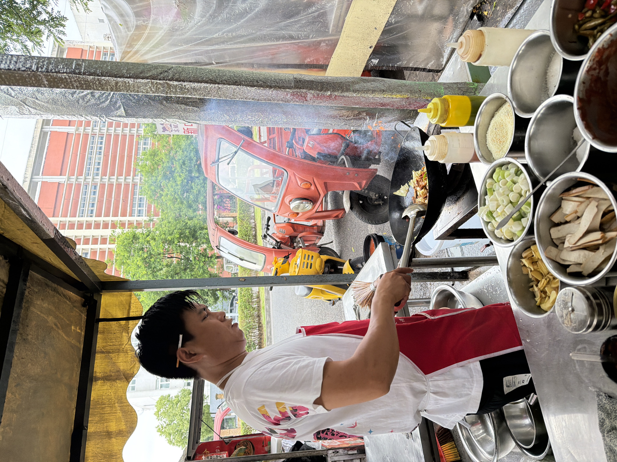 Morning food vendors active across Shapingba District stalls