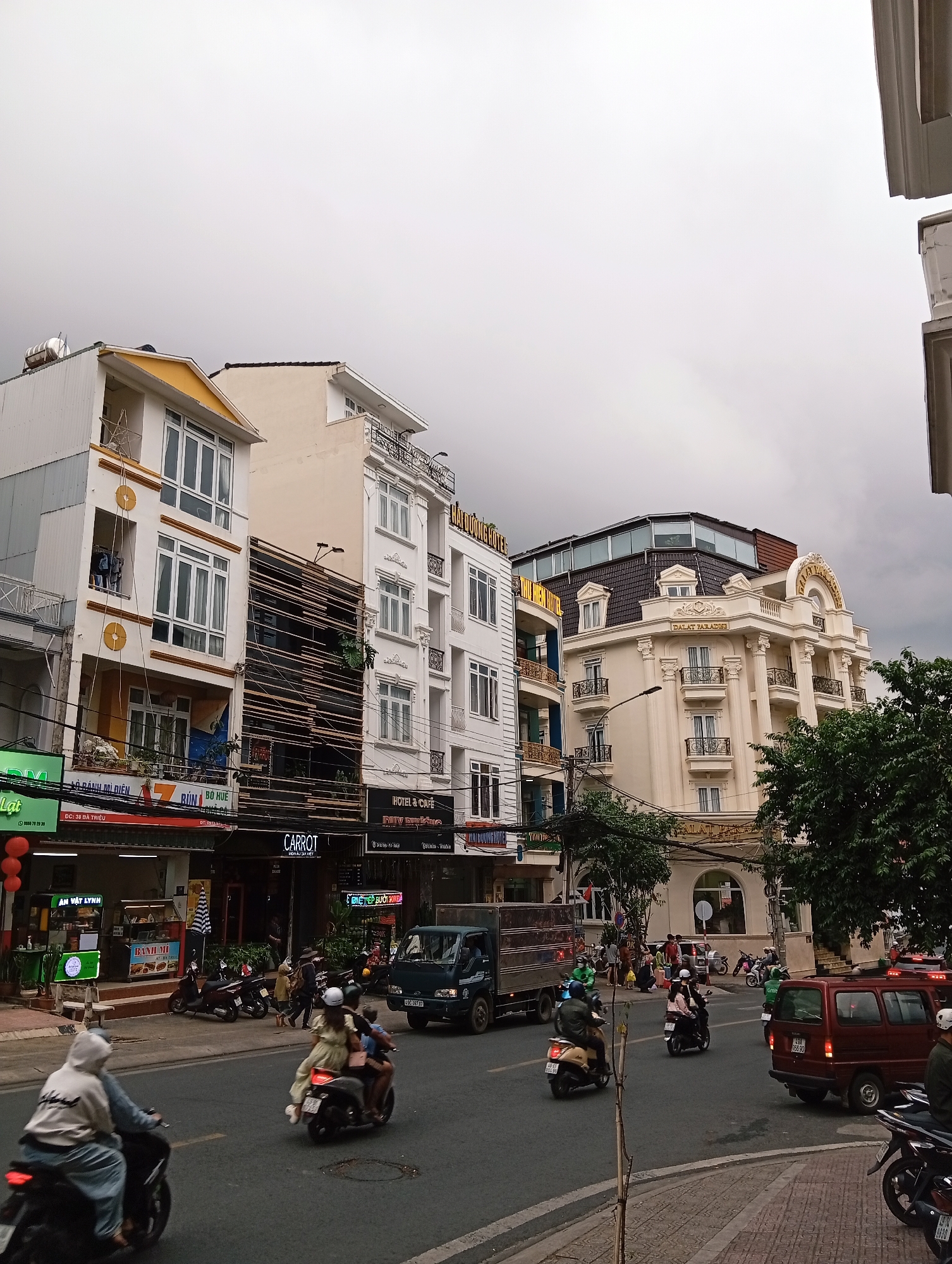 Morning street scenes documented across Da Lat, Vietnam