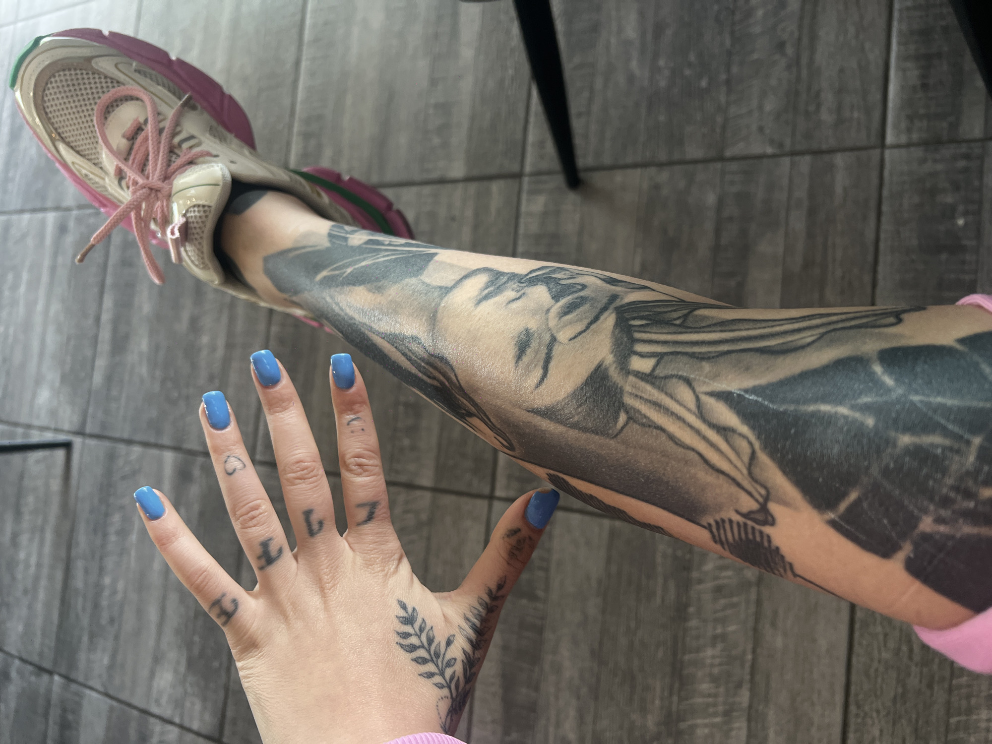 Tattooed individual spotted with fast-food bag in Aytos