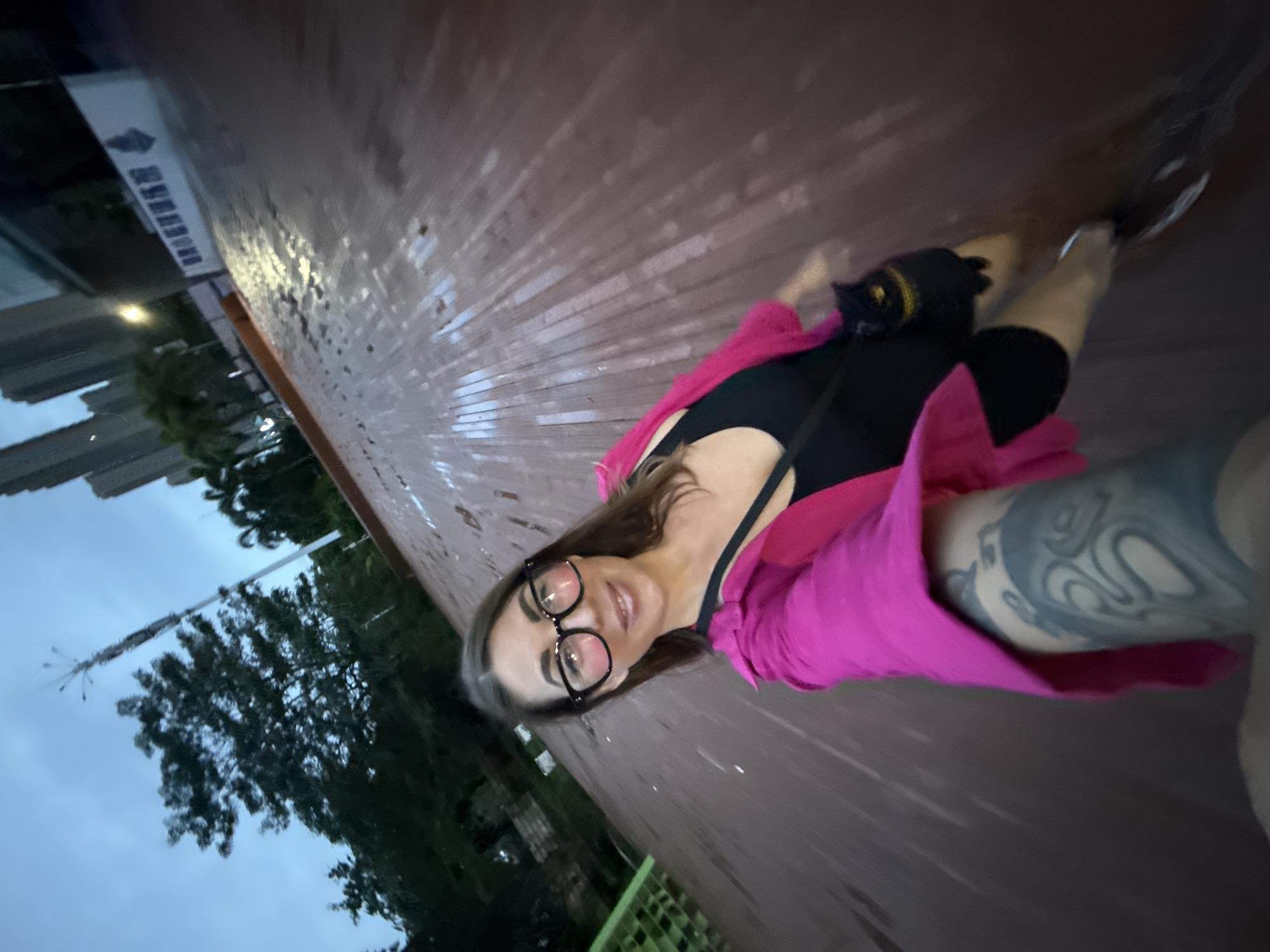 Dusk selfie in Huizhou with a bold pink-and-black look