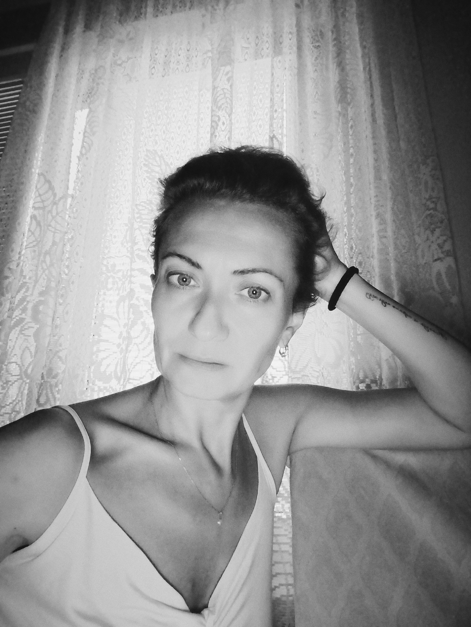 Indoor selfie session in Moscow, playing with pose and contrast