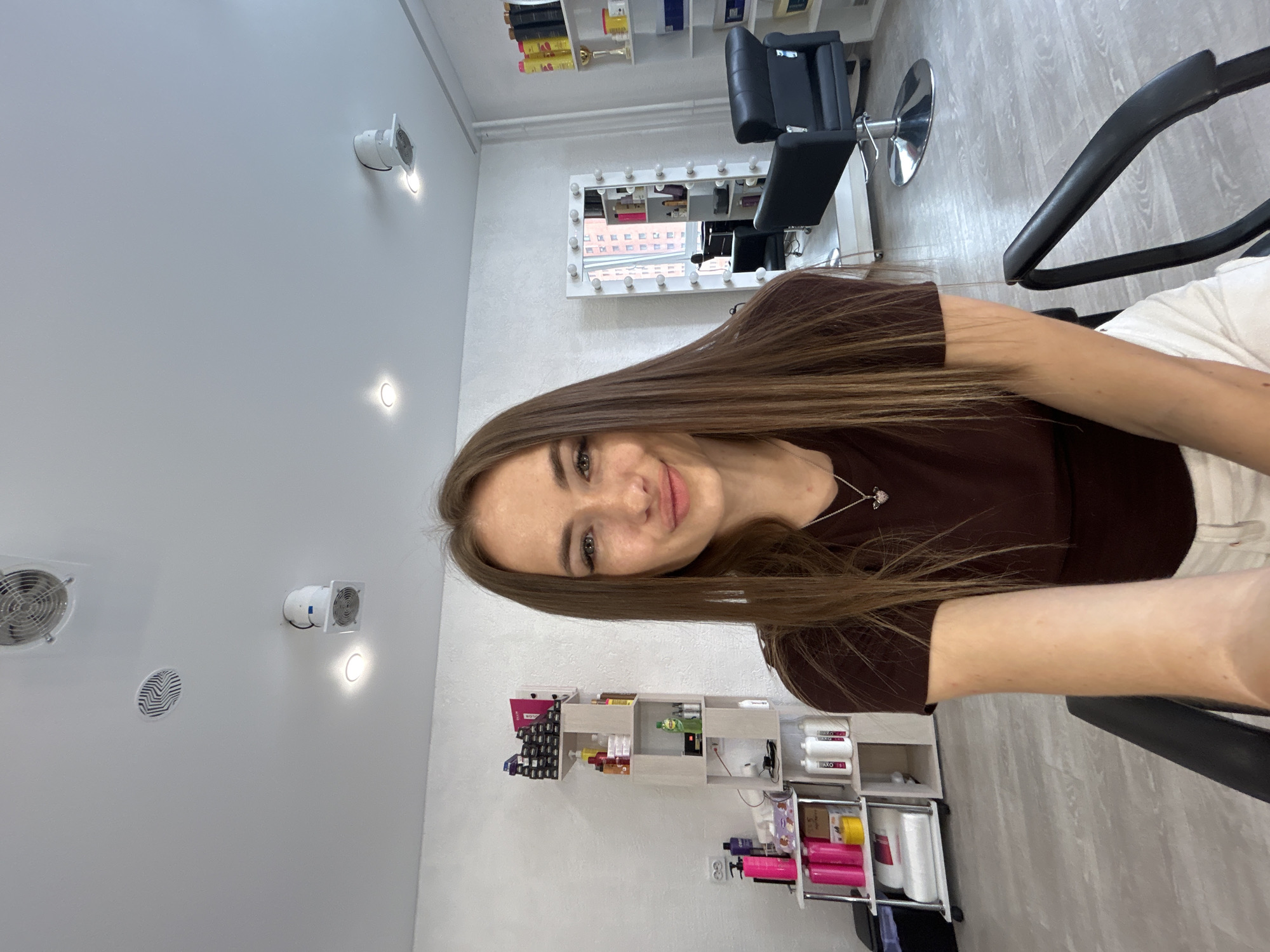 Woman documents salon visit through series of selfies