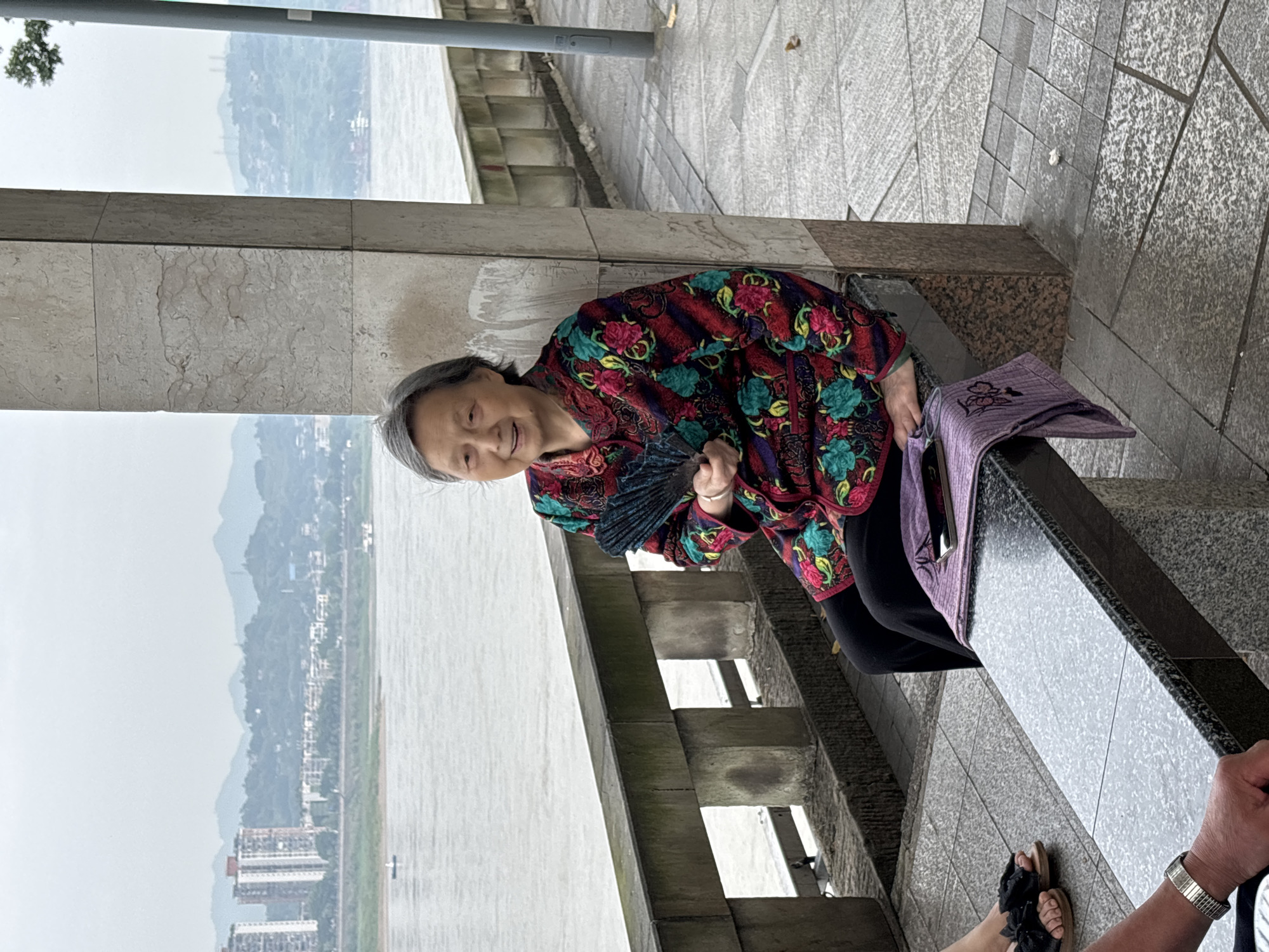 Park life along Jiangjin waterfront captures quiet family moments