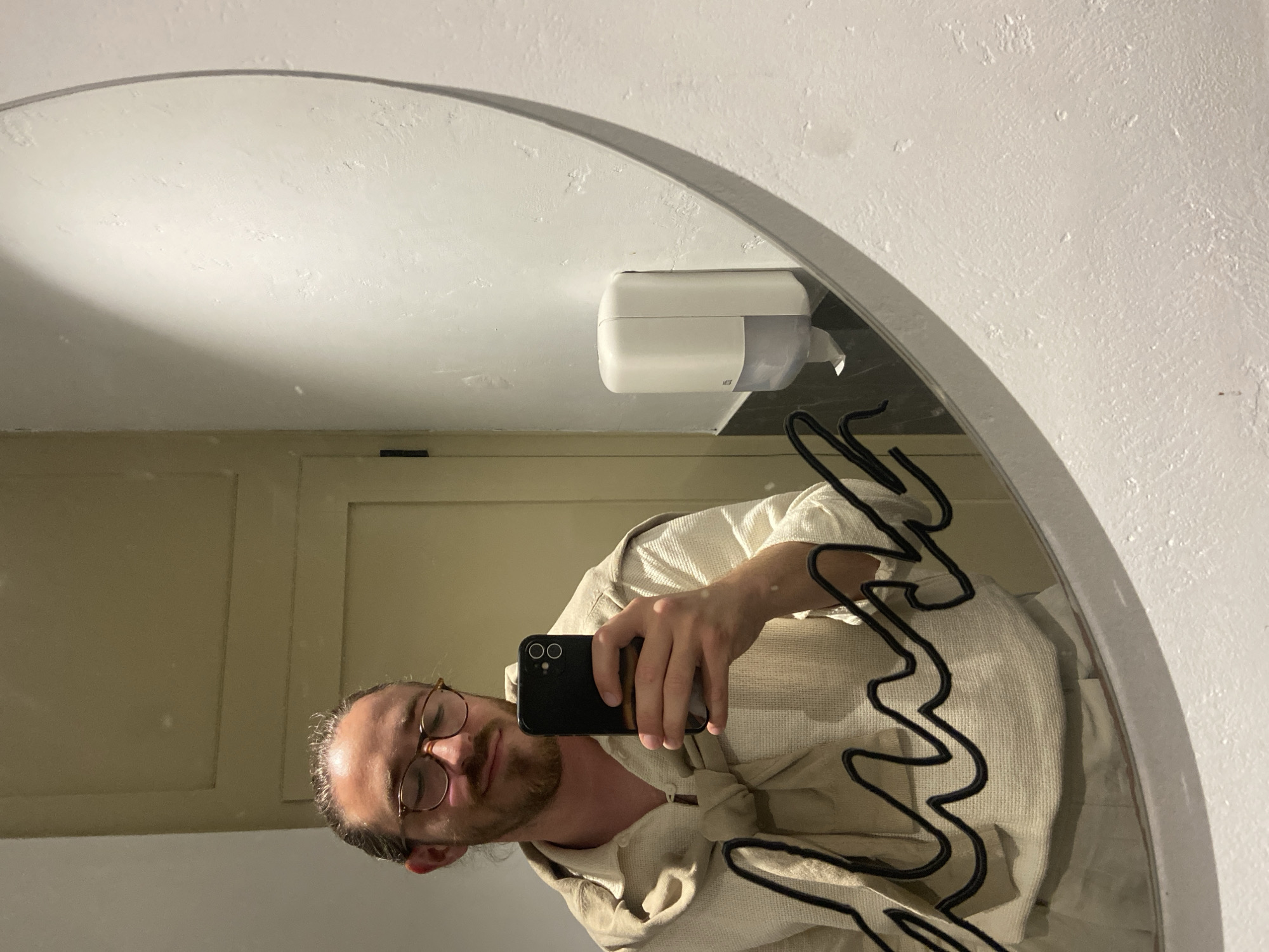 Man documents evening out in Petrovac with selfies, drinks
