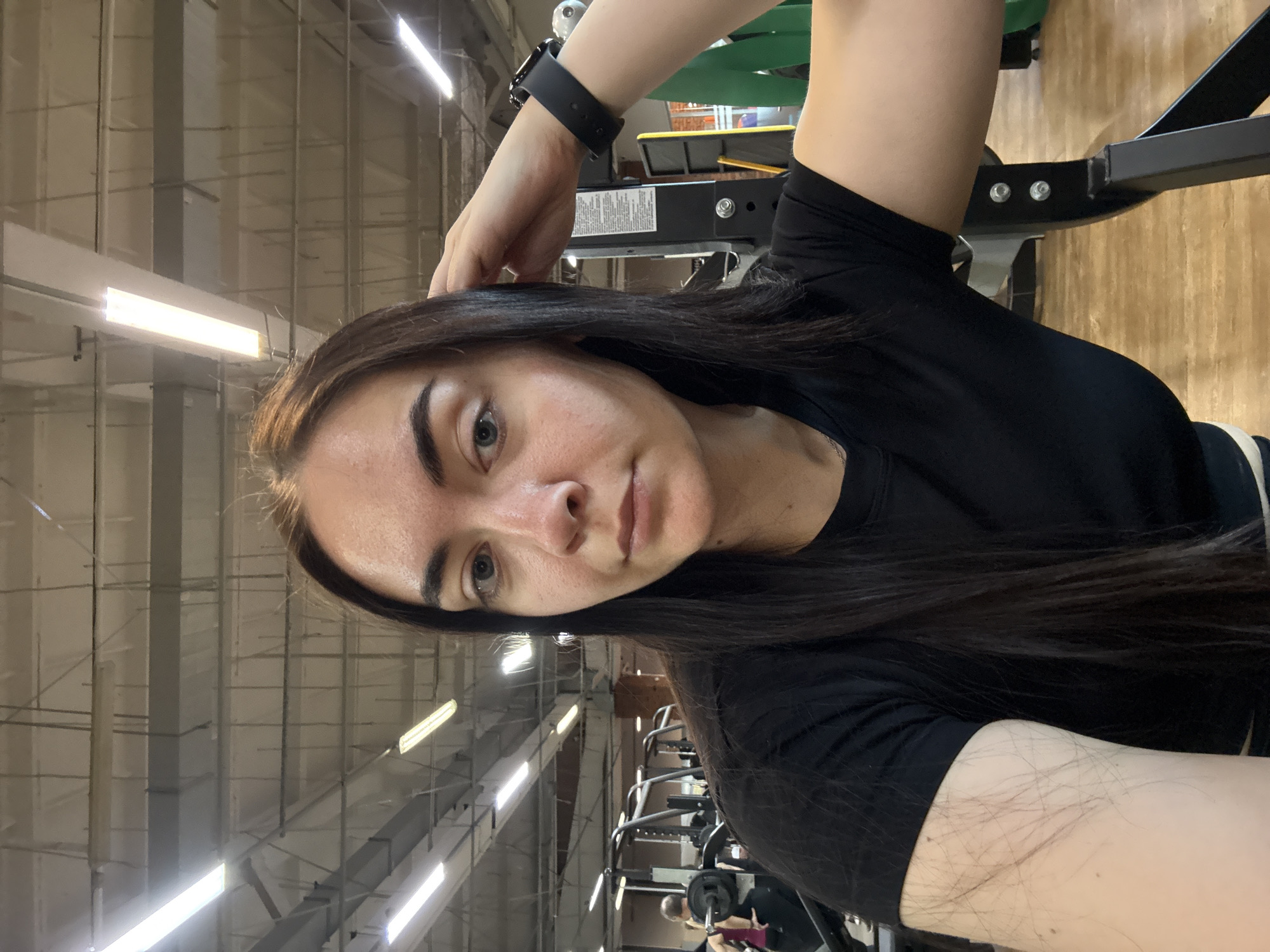 Early morning gym session documented in Chaikovsky, Russia
