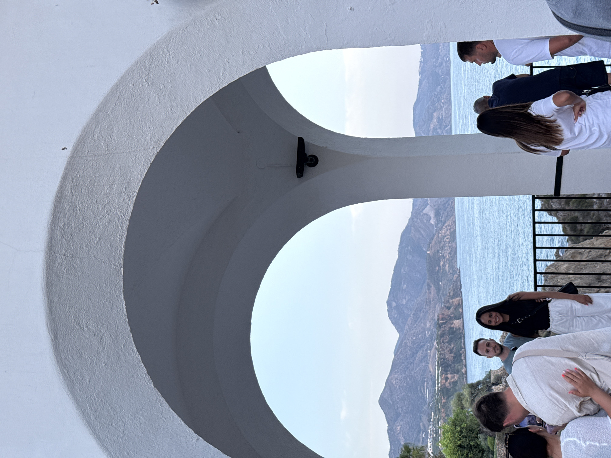 Violin performance draws a crowd at Nerja's Balcón de Europa