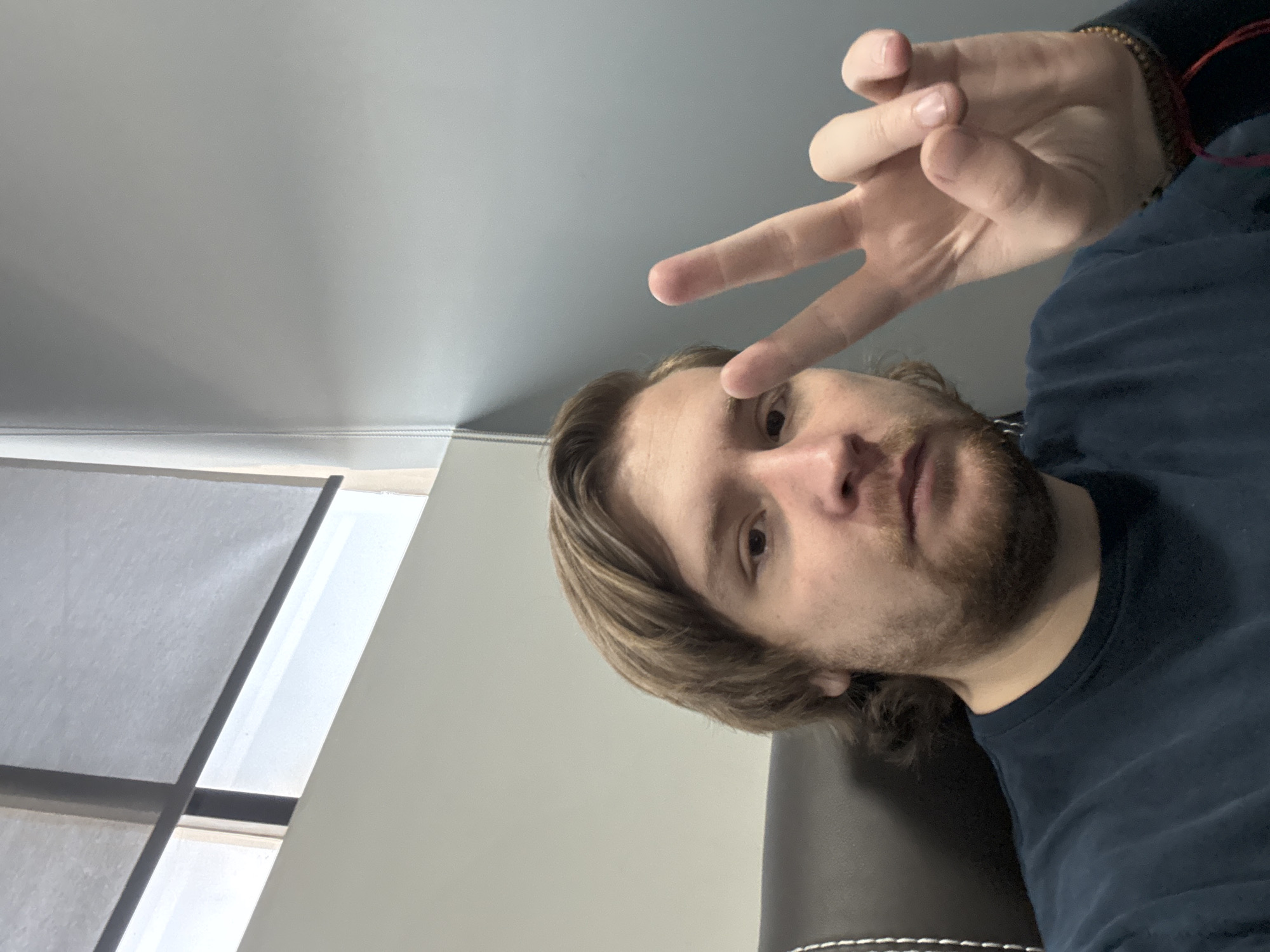 Man takes peace sign selfie in Cuautitlán Izcalli