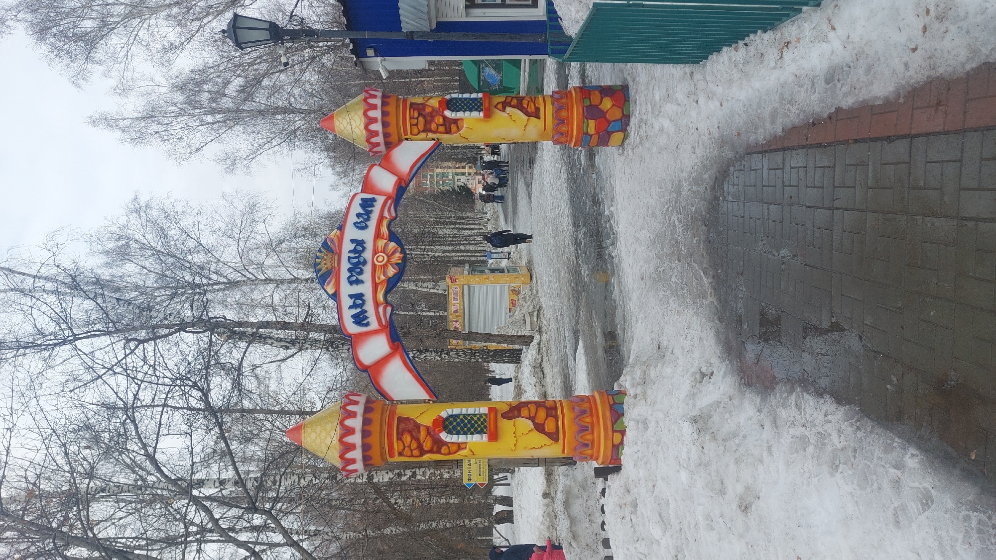 Winter zoo visit and playground scenes documented in Novosibirsk