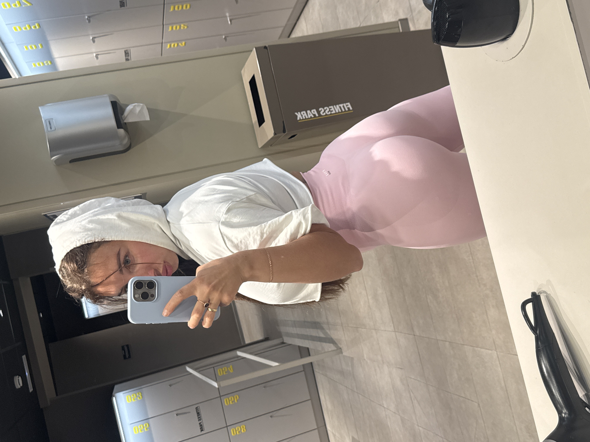 Woman takes gym selfie in Valencia changing room