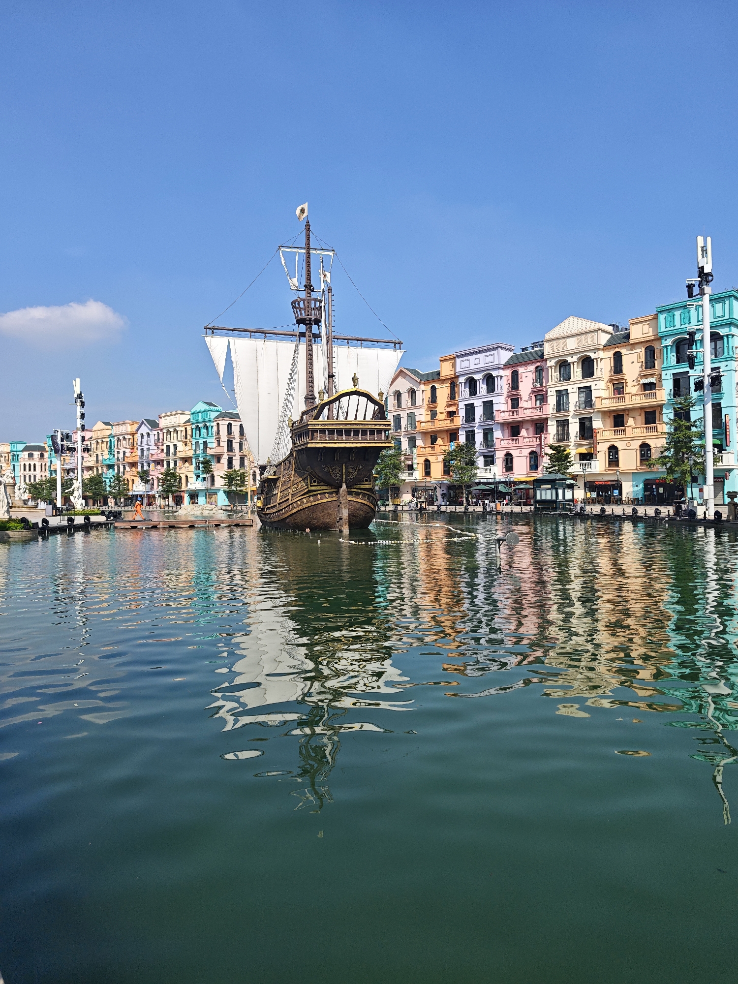 Tourist activities documented at Venice-themed attraction in Vietnam
