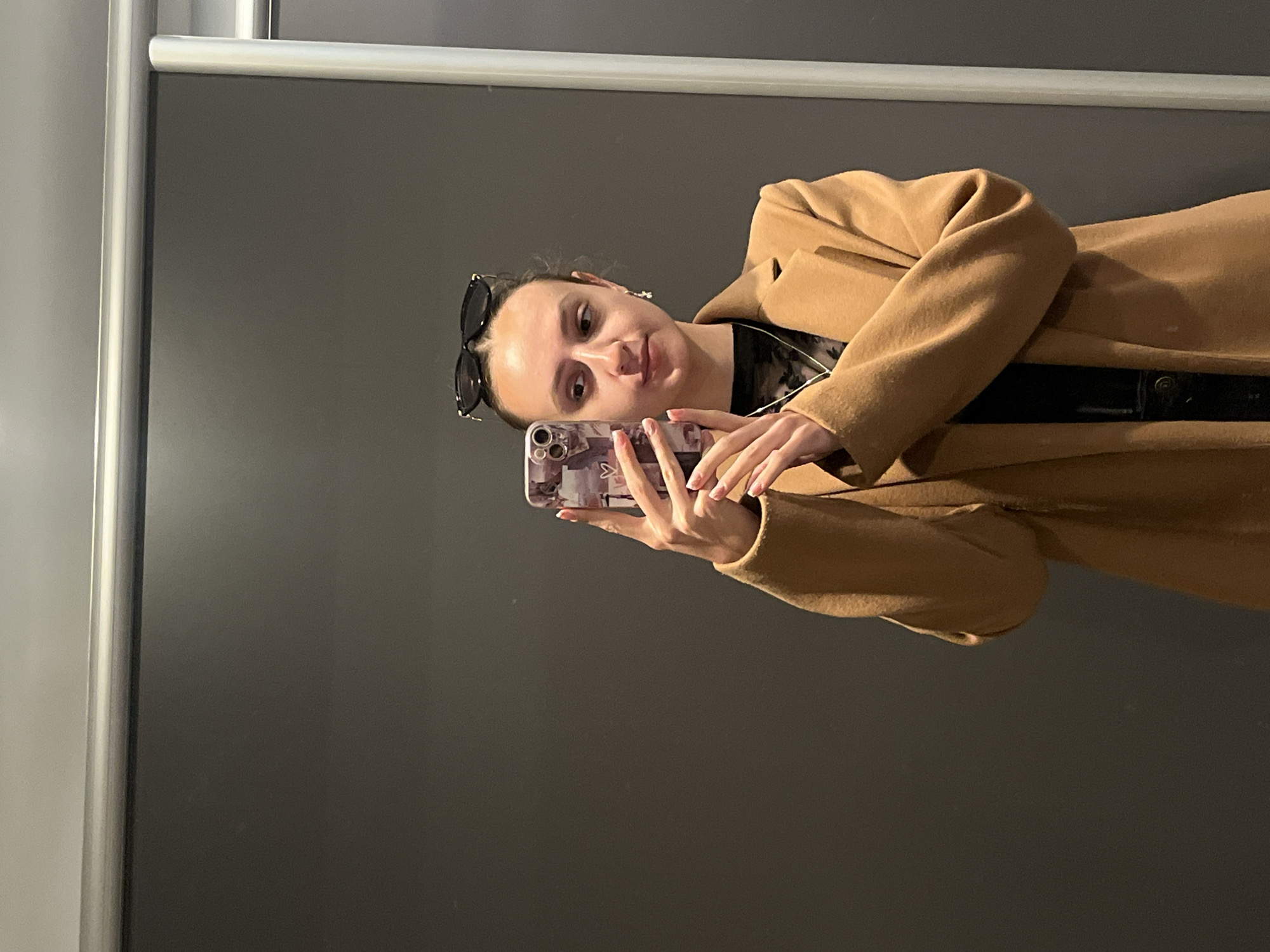 Woman takes mirror selfie in Saarbrücken