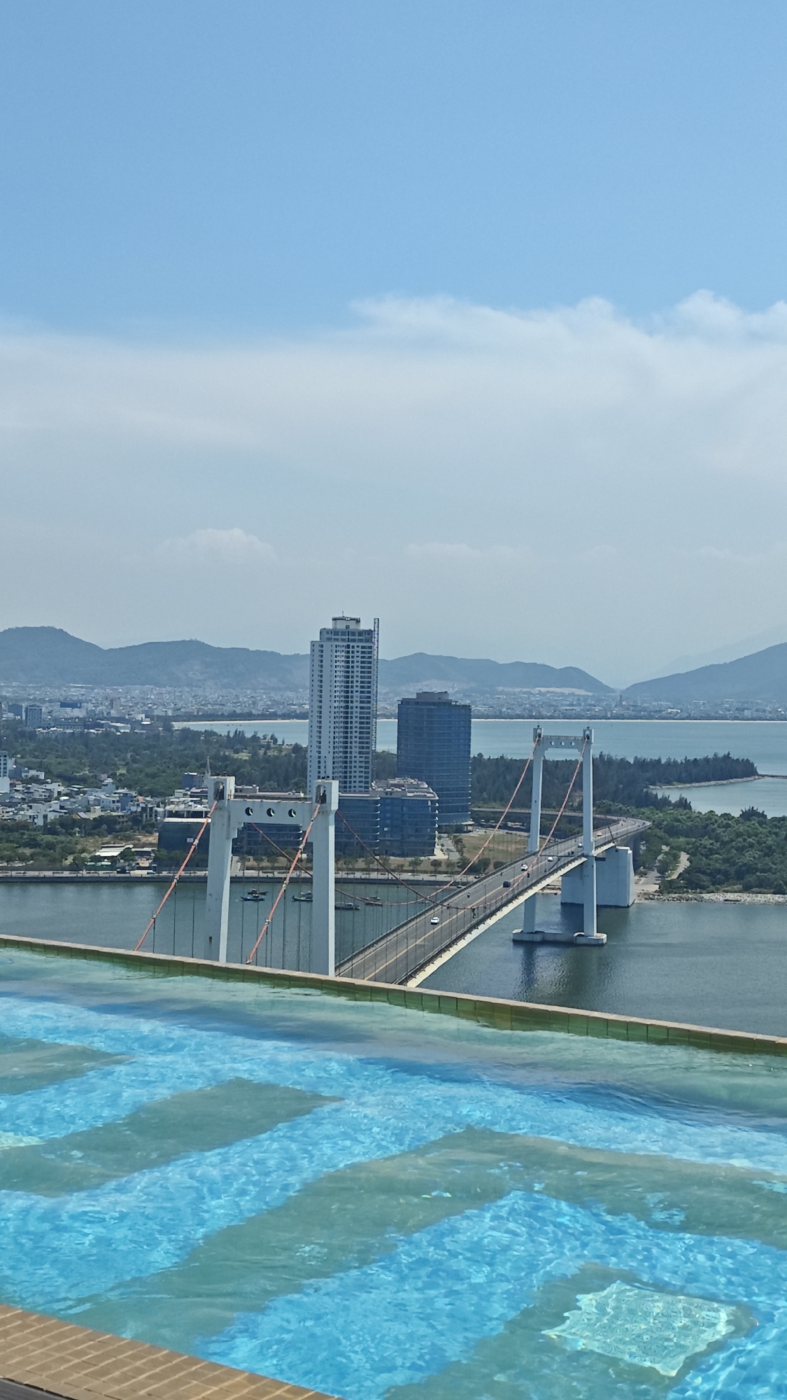 Aerial view captures morning traffic on Đà Nẵng bridge
