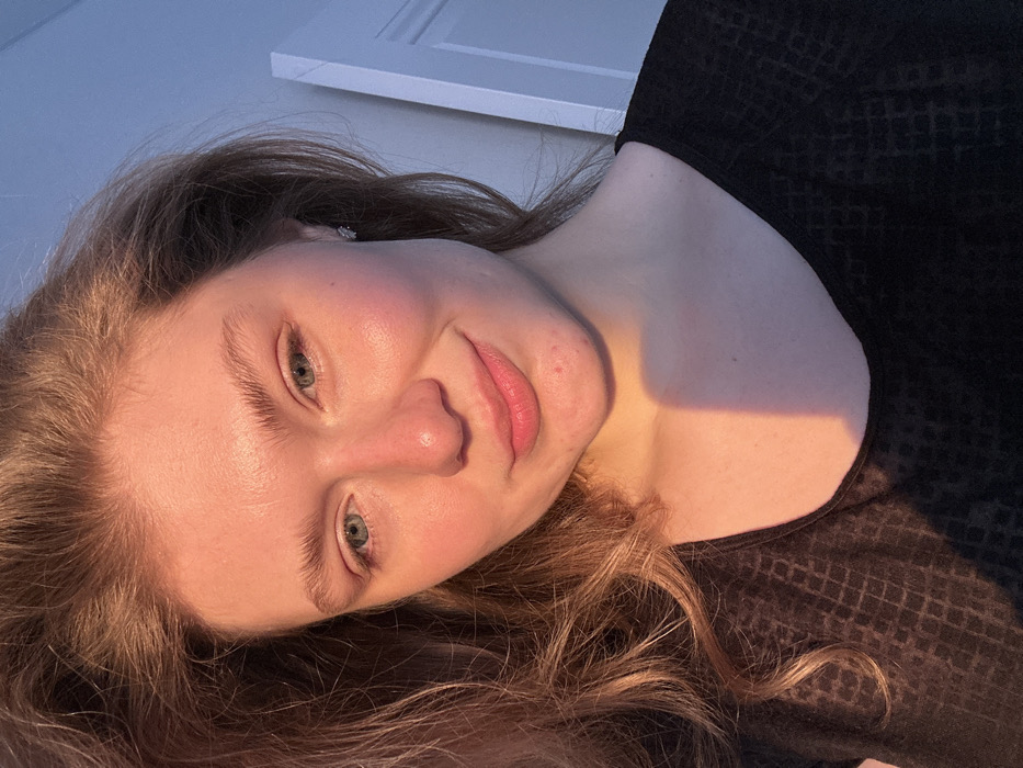 Woman documents afternoon selfie session in Kazan apartment