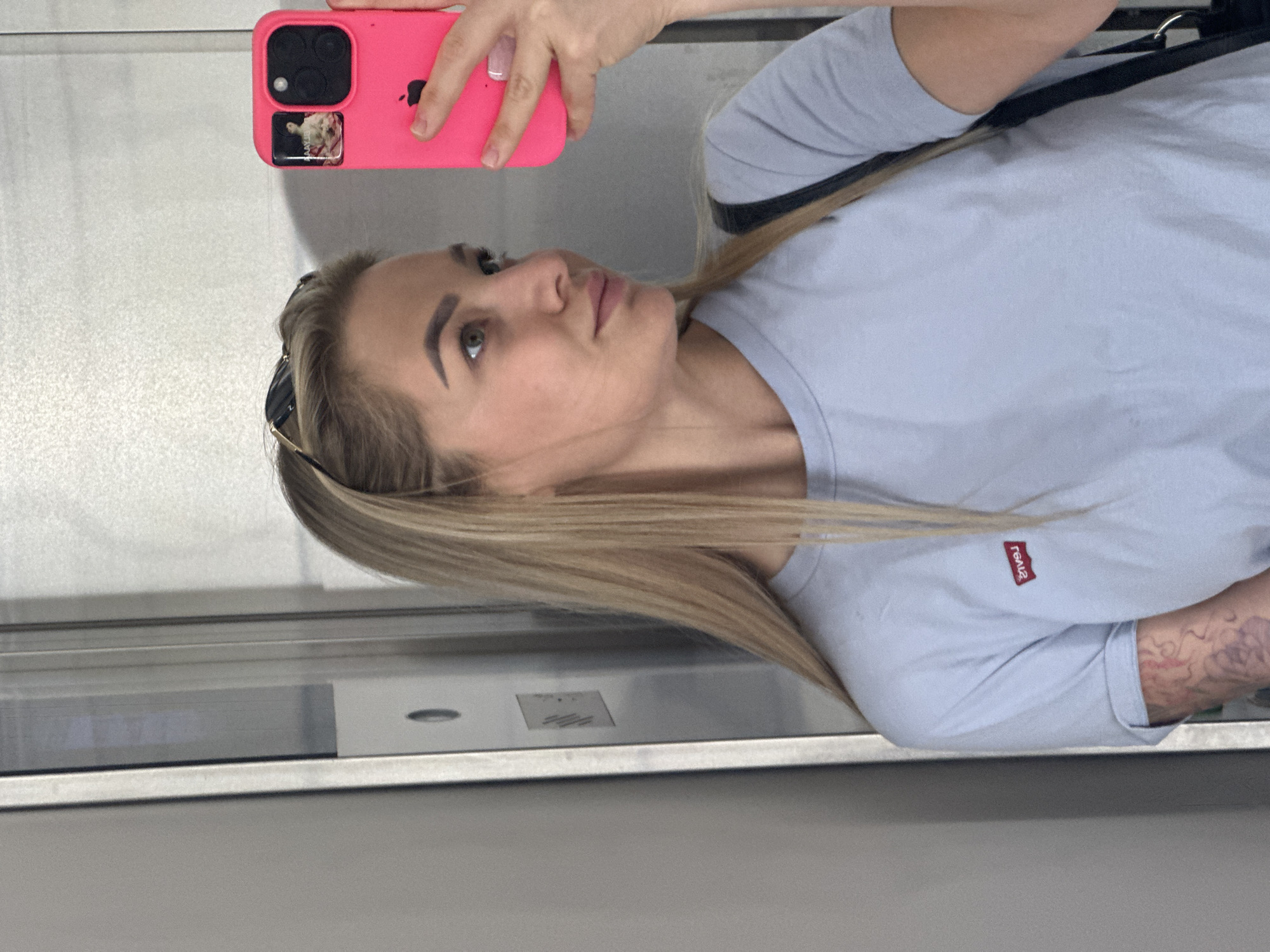 Woman documents beauty salon visit in Budva with selfies