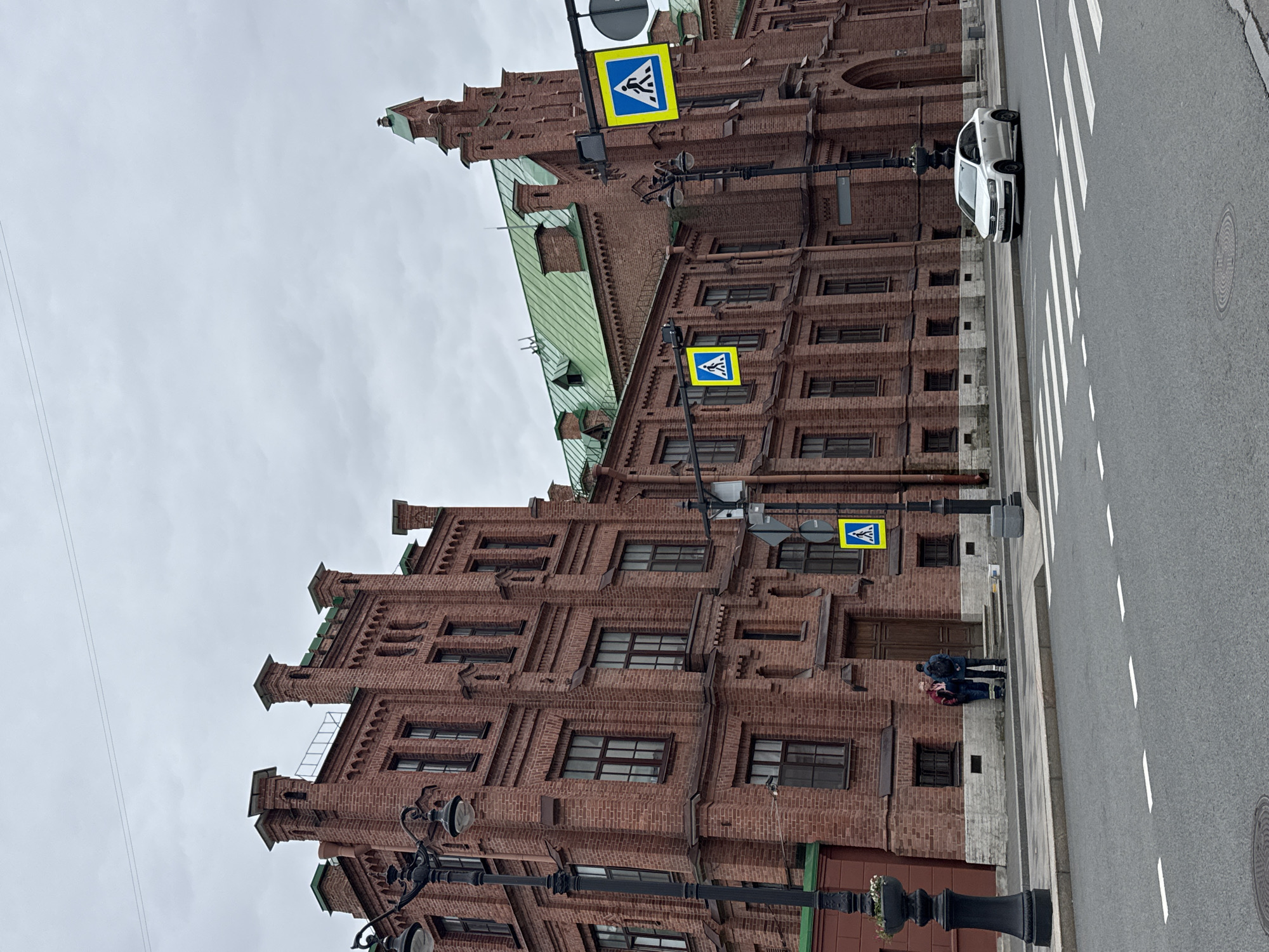 Morning stroll captures Saint Petersburg's ornate architecture and street life