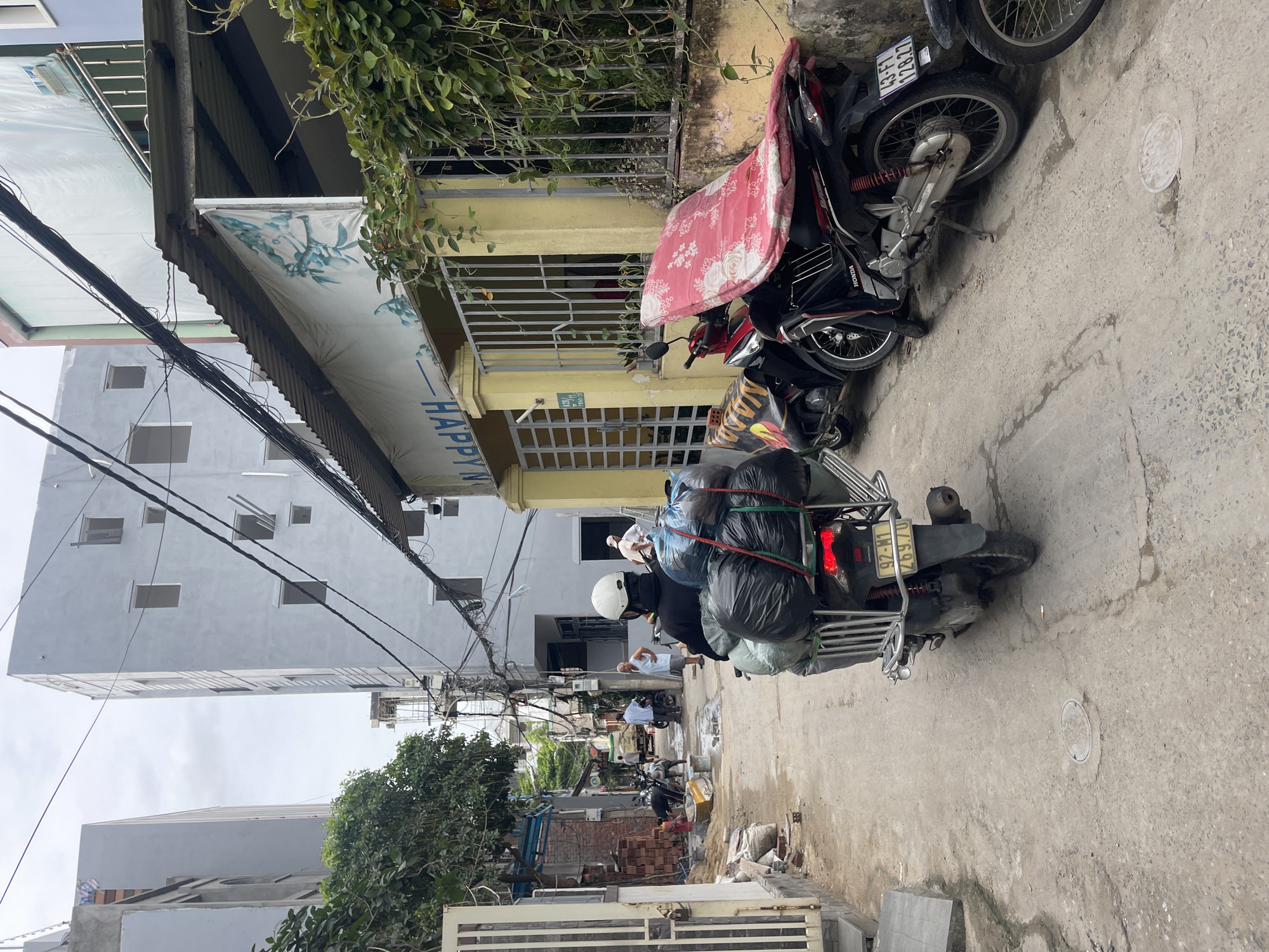 Đà Nẵng street scenes: traffic, demolition, and daily life