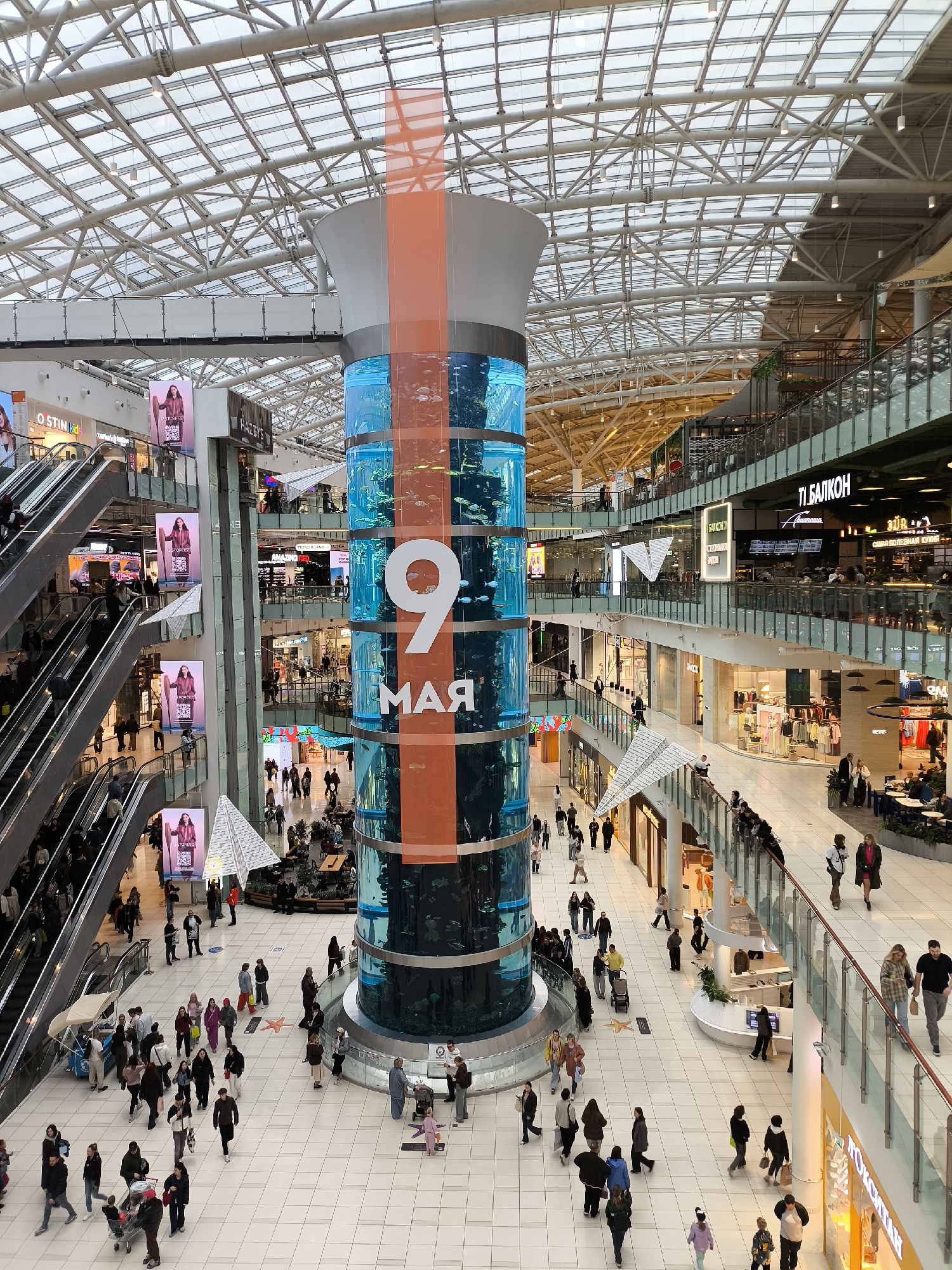 World's tallest cylindrical aquarium documented at Russian shopping mall