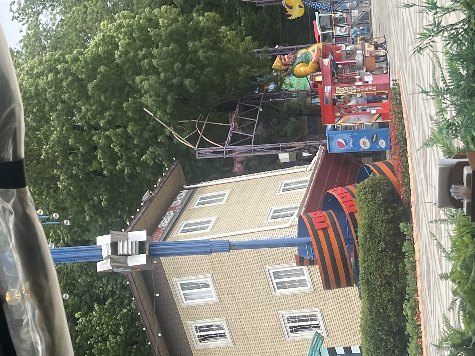 Café table and fairground scenes at a Stavropol amusement park