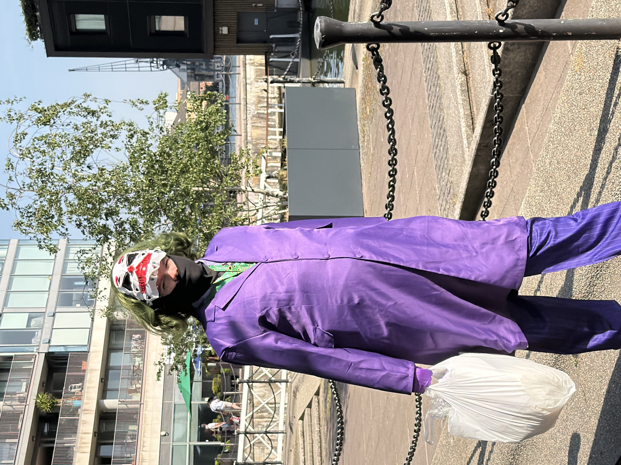 Joker cosplayer spotted near London Docklands train station