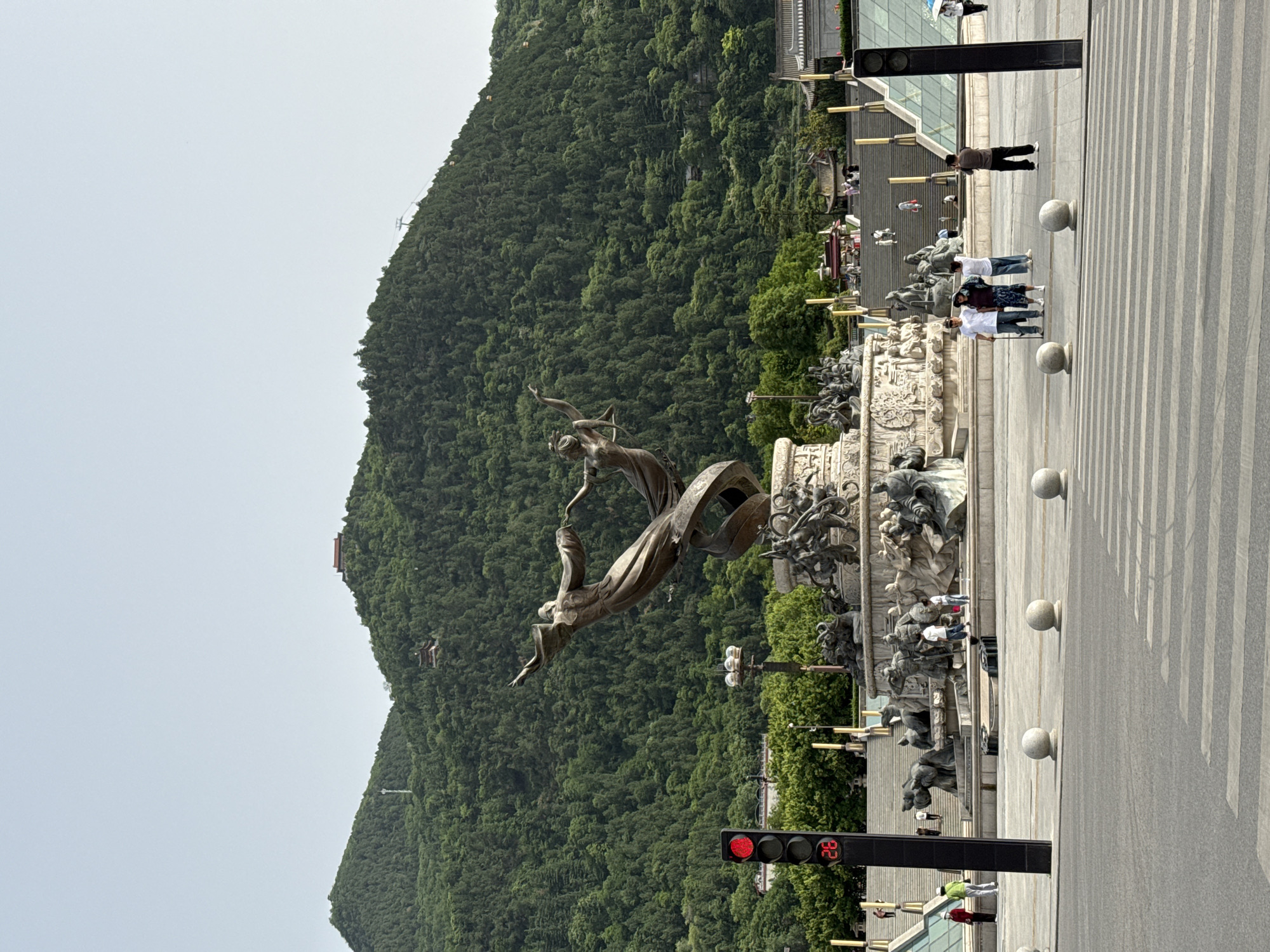 Bronze monument draws pedestrians in Lintong District plaza