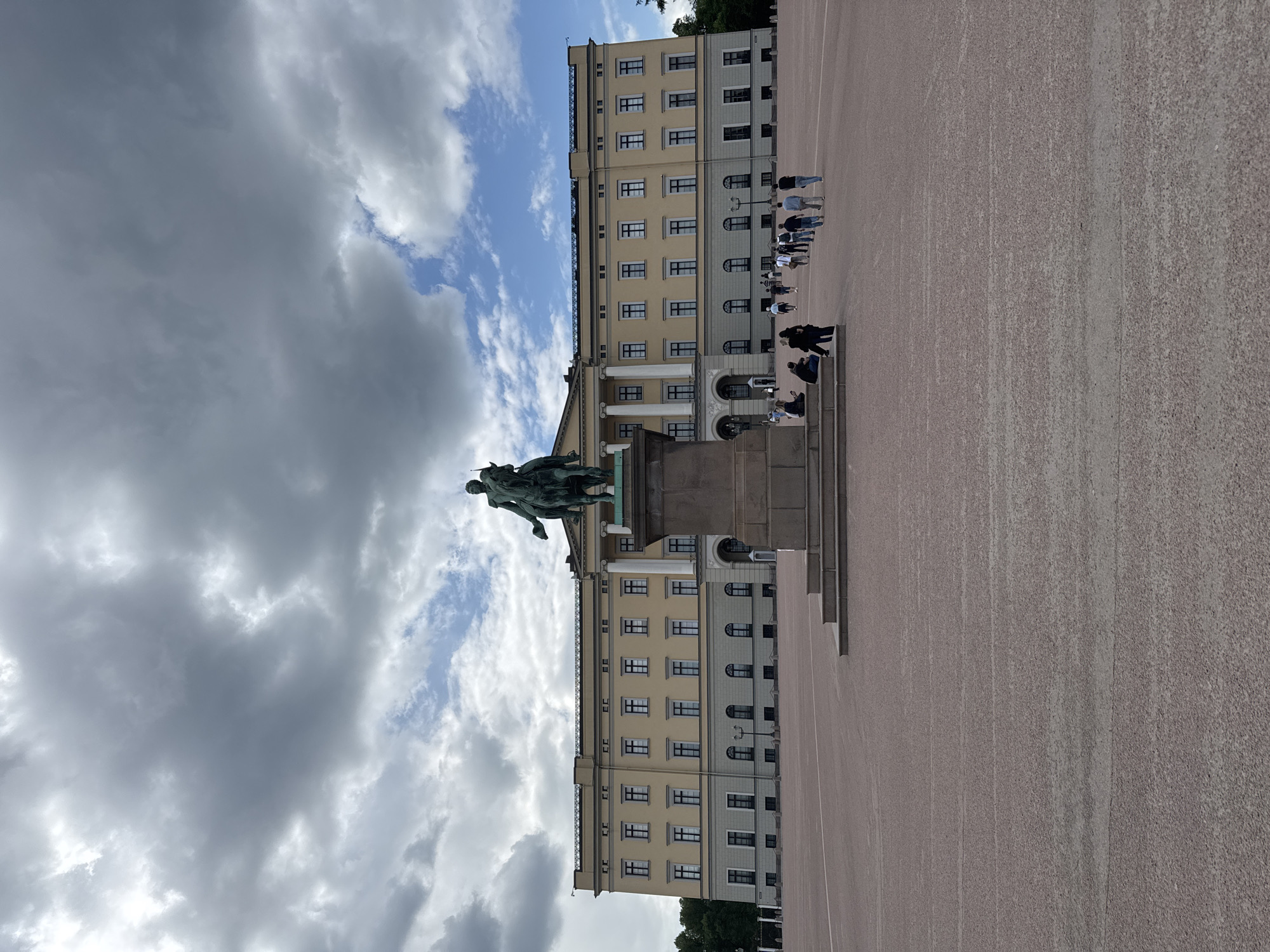 Busy afternoon at Oslo Royal Palace draws crowds, tourists
