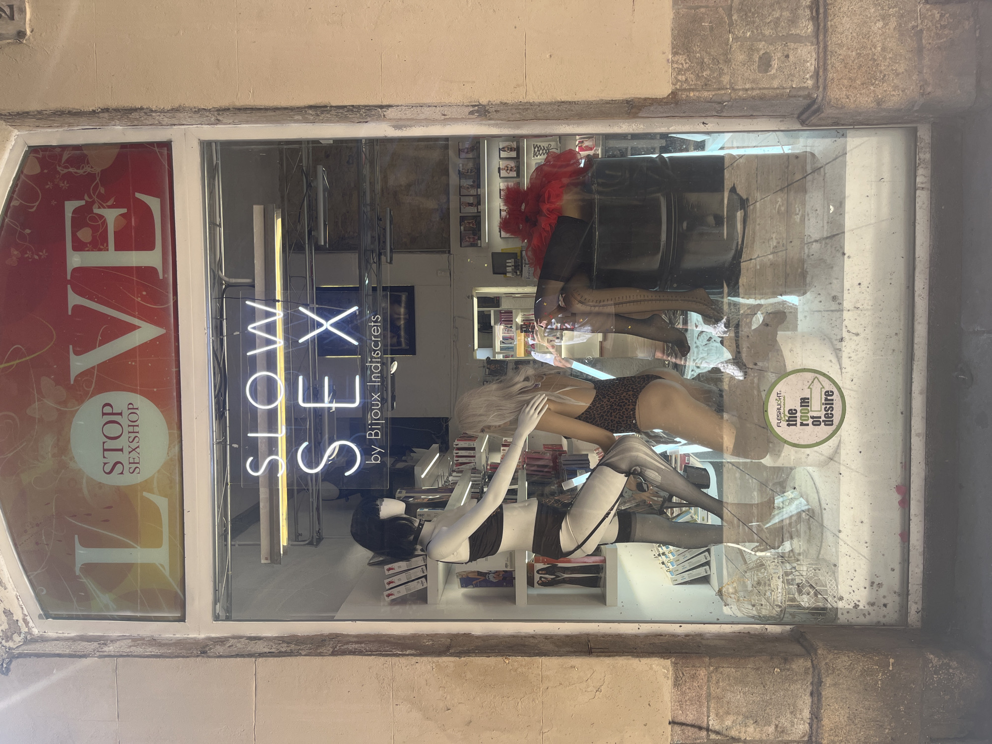 Everyday moments captured across Barcelona: shop display, fireplace flames