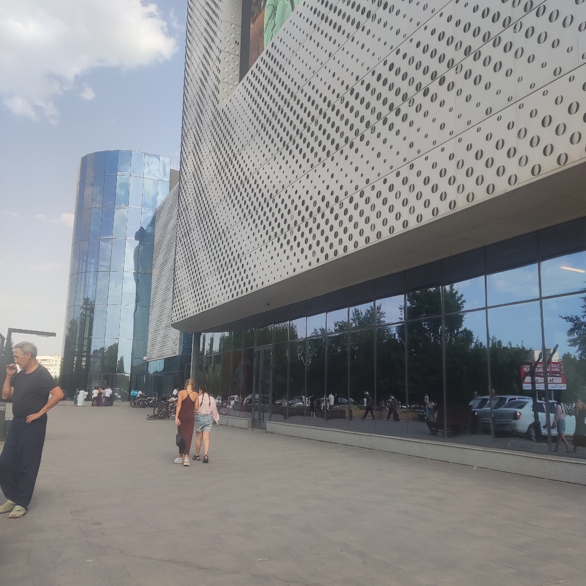 Ordinary Saturday morning at Ekibastuz shopping center documented