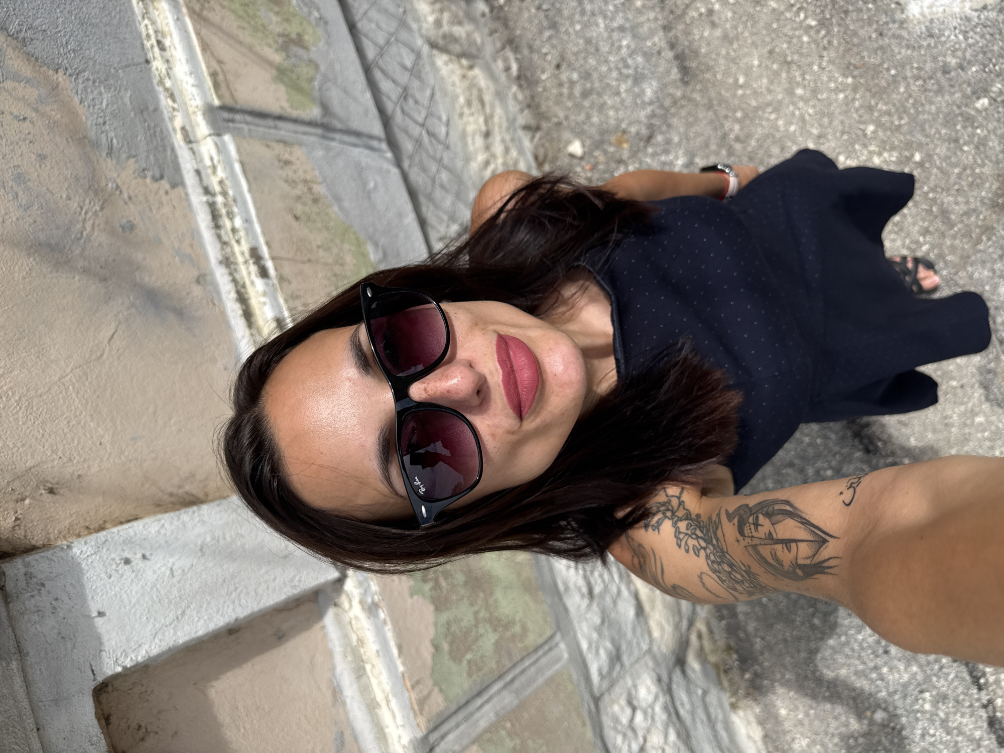 Tattooed woman in polka dot dress spotted around Pleven