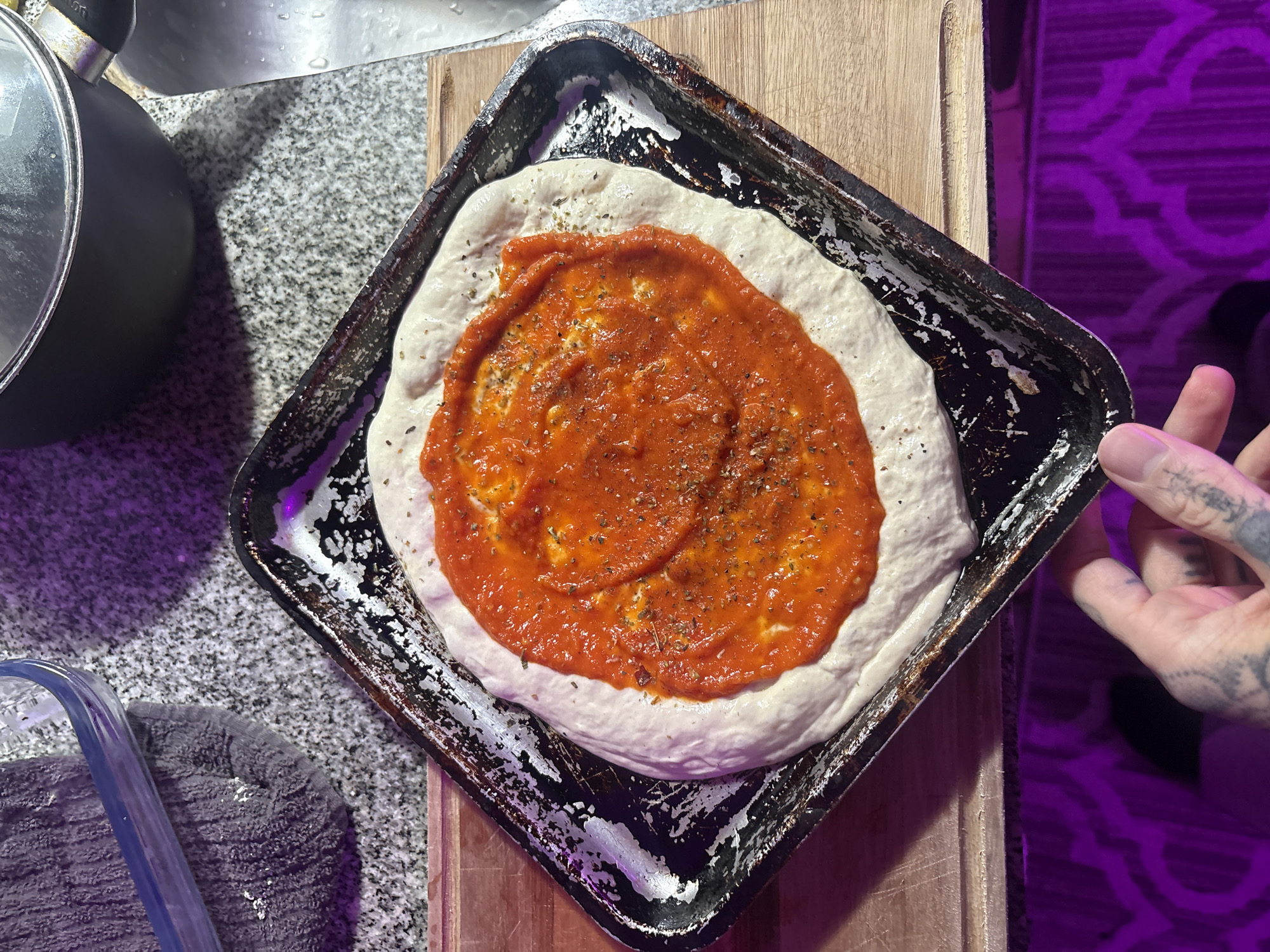 Late-night pizza preparation captured in Buenos Aires