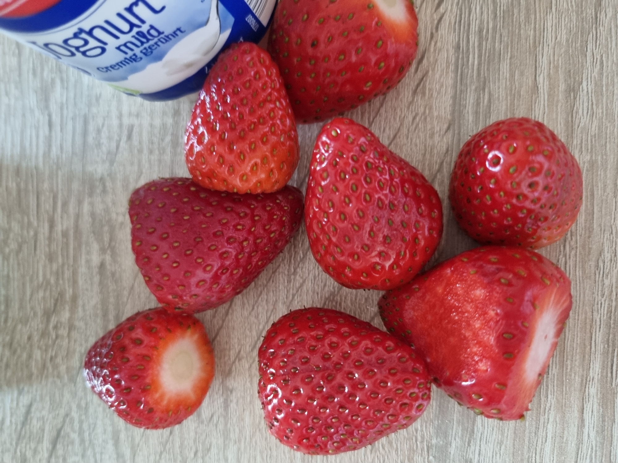 Morning still life: strawberries and roses captured in Saarbrücken