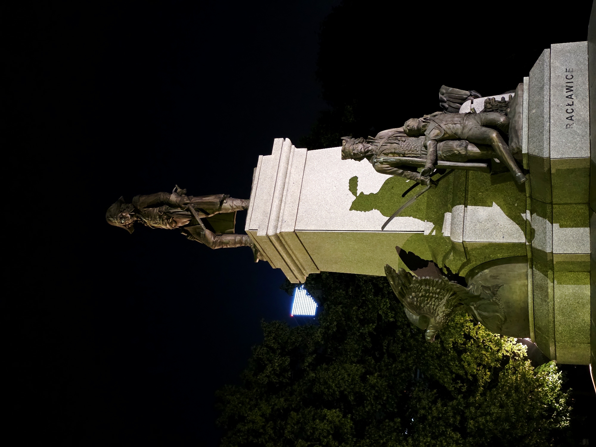 Nighttime stroll through Warsaw's monument district
