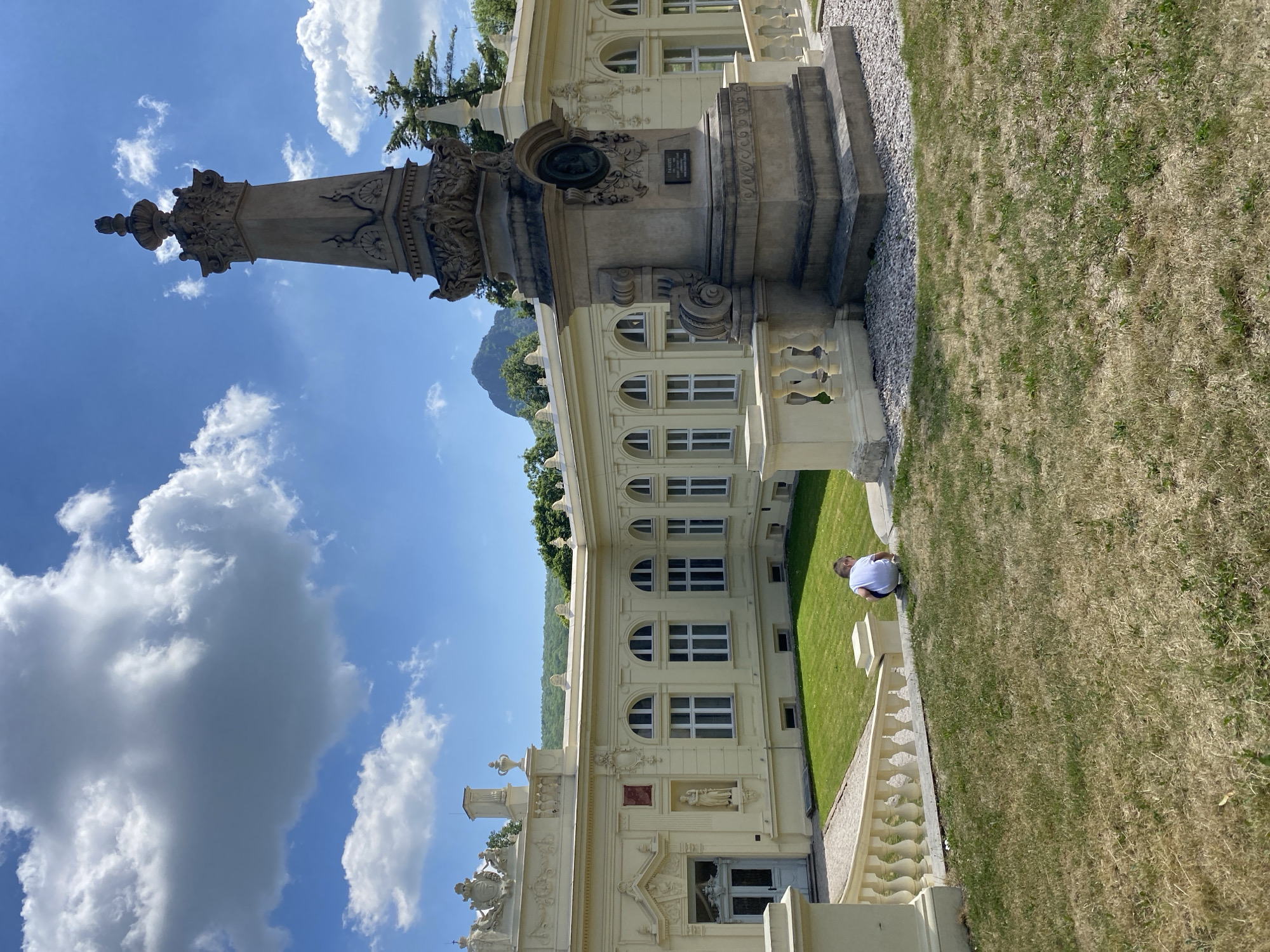 Morning walk through Bílina captures palace, parks, restaurants