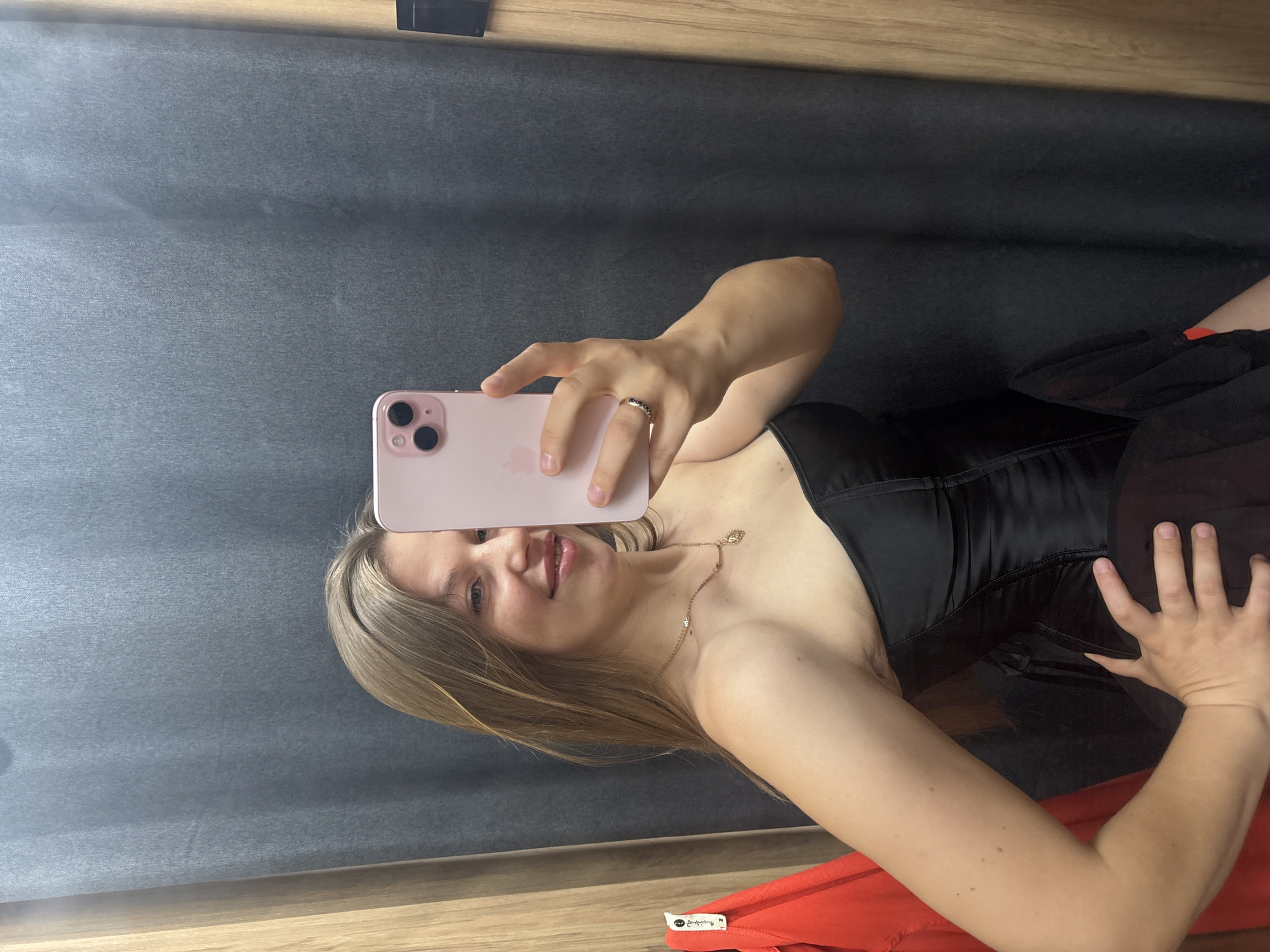 Fitting room and tea shop selfies around Kropyvnytskyi
