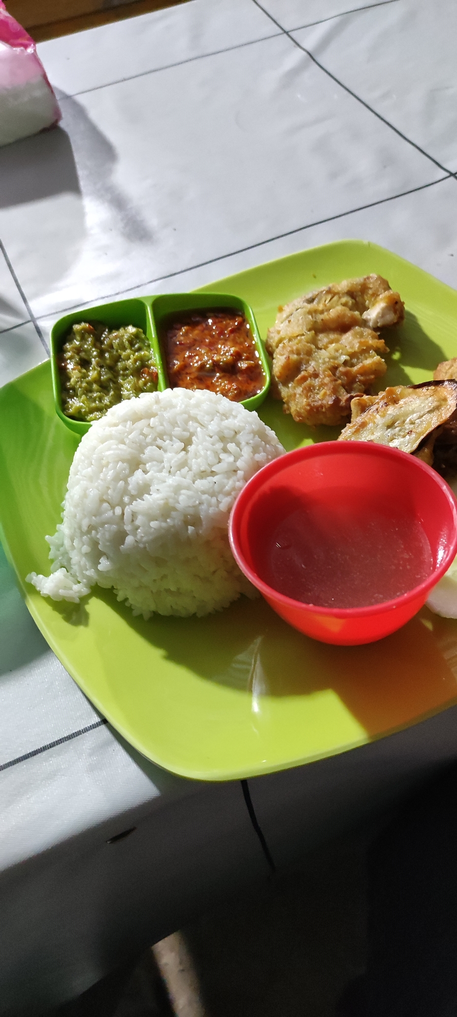 Food and Islamic learning materials in a Keudejungkagajah space