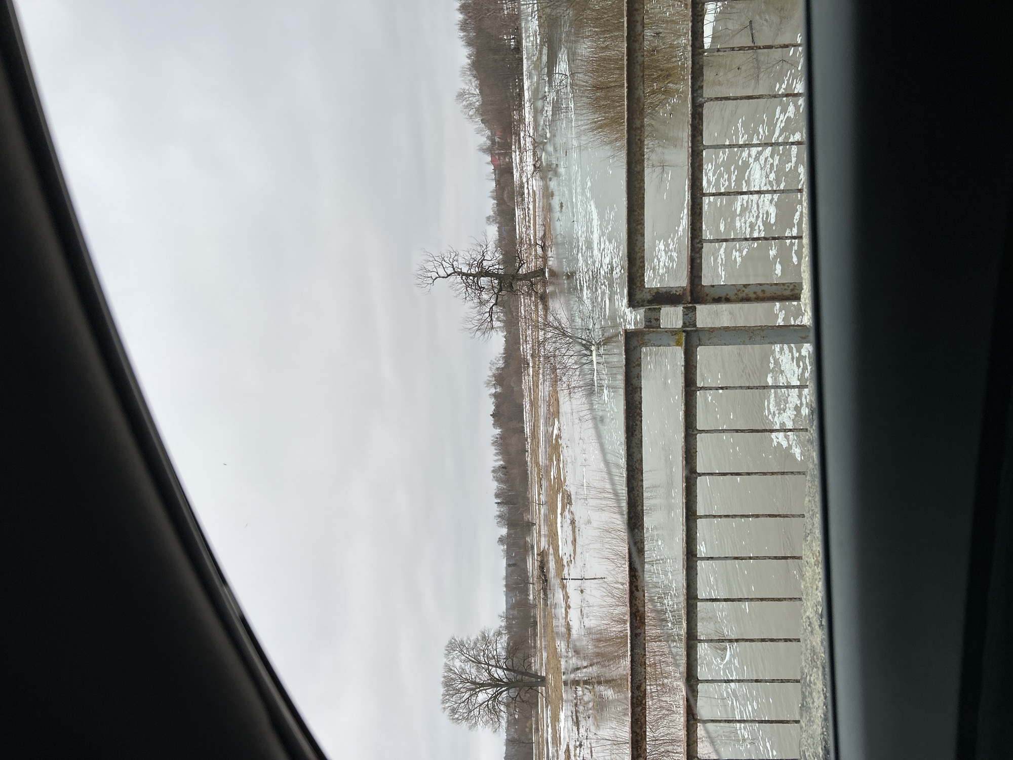 Flooding observed in Уральское, Russia early Friday morning