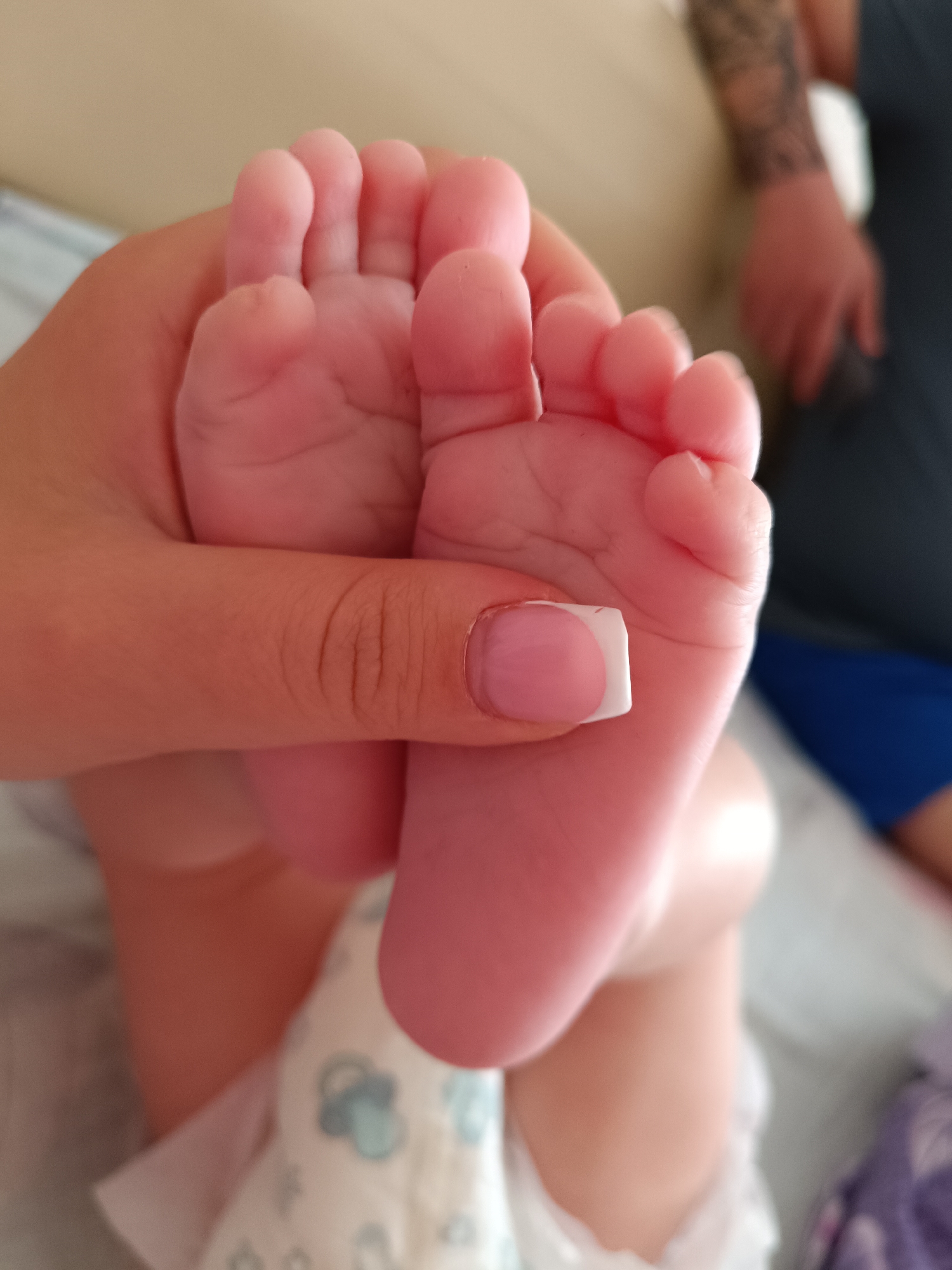 Newborn baby's first moments captured in Tobolsk home