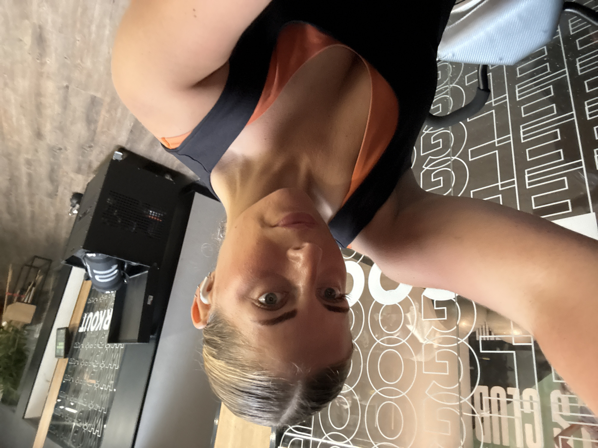 Woman takes gym selfies in Paris fitness center