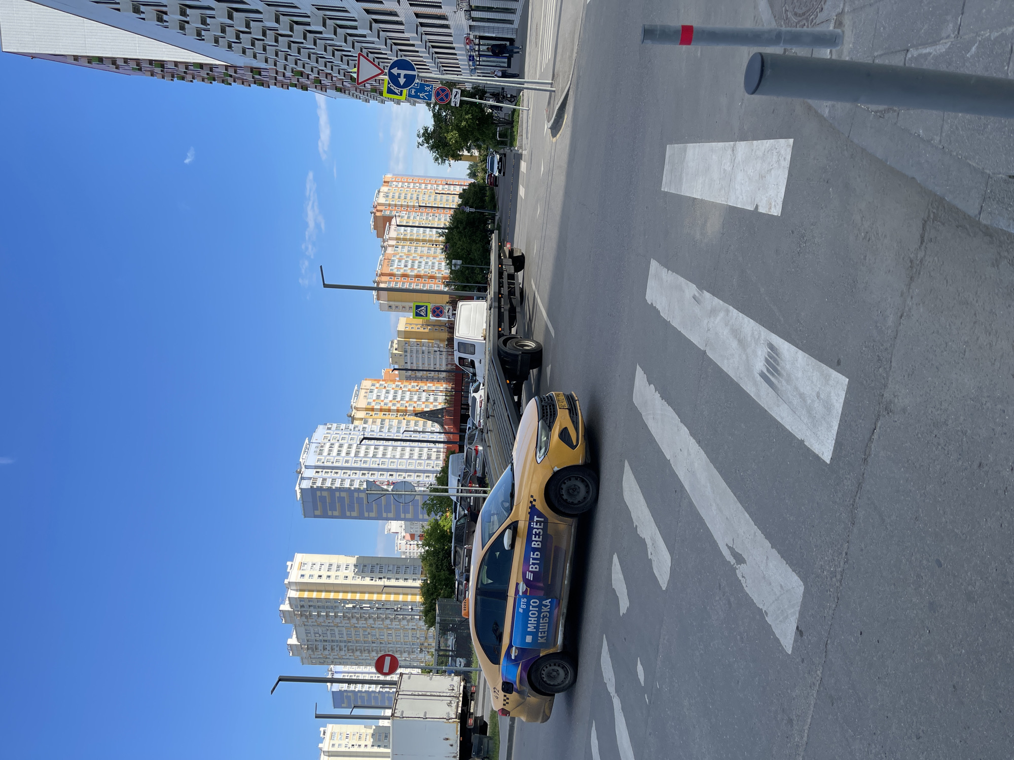 Routine street life documented in Kommunarka residential district